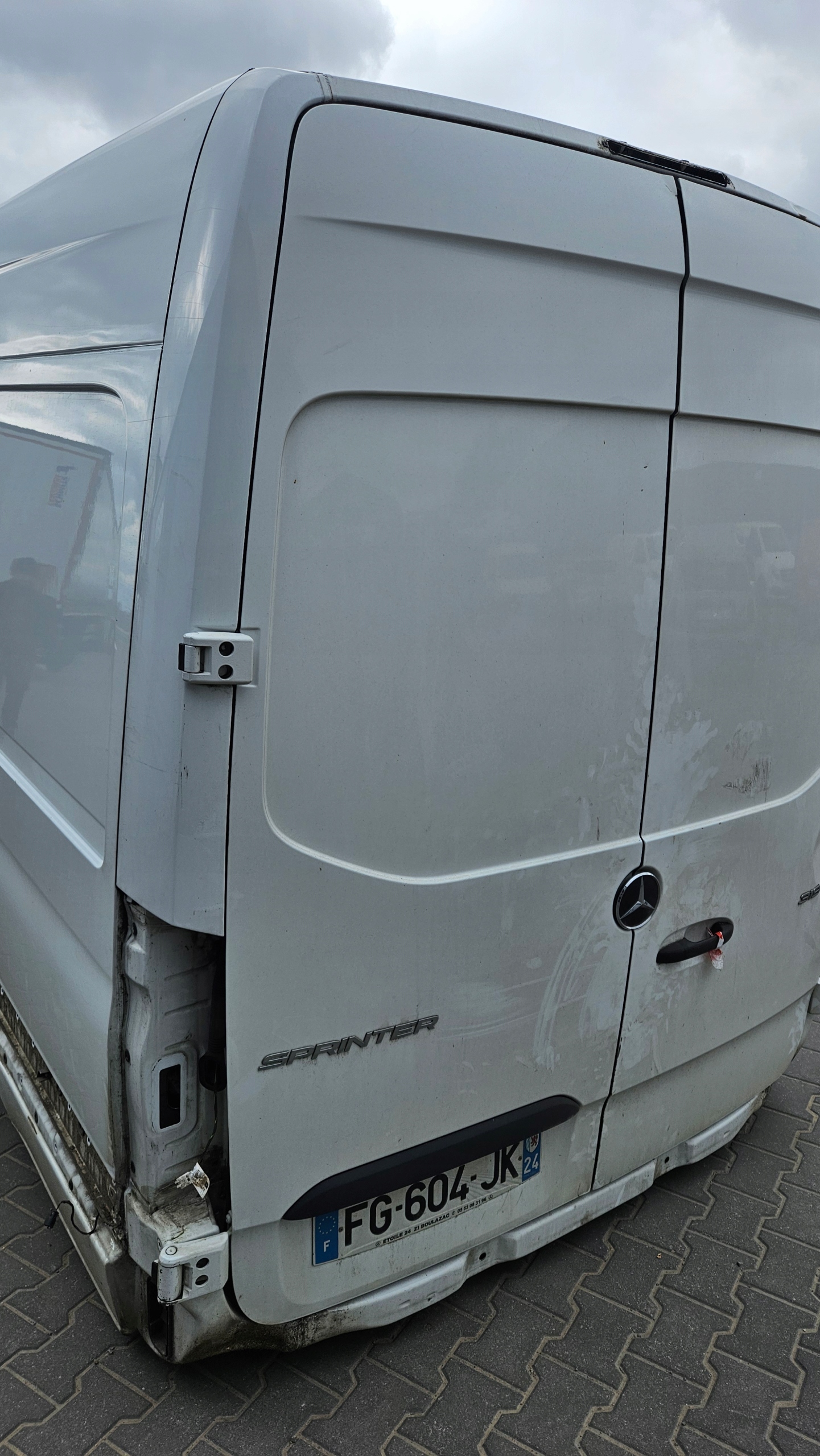 MERCEDES W907 SPRINTER Tür links heck links BIALE Farbe 9147