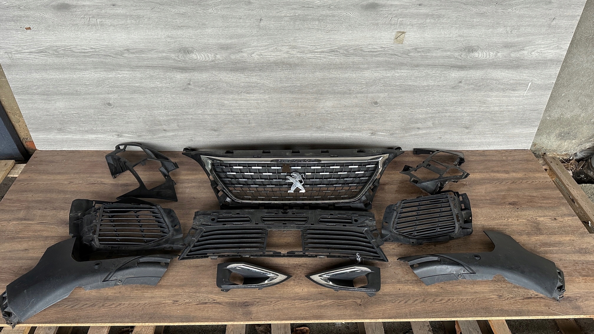 PEUGEOT 3008 II GRILL ATRAPA ŚLIZG KRATKA MOCOWANIE ZDERZAK 2016->