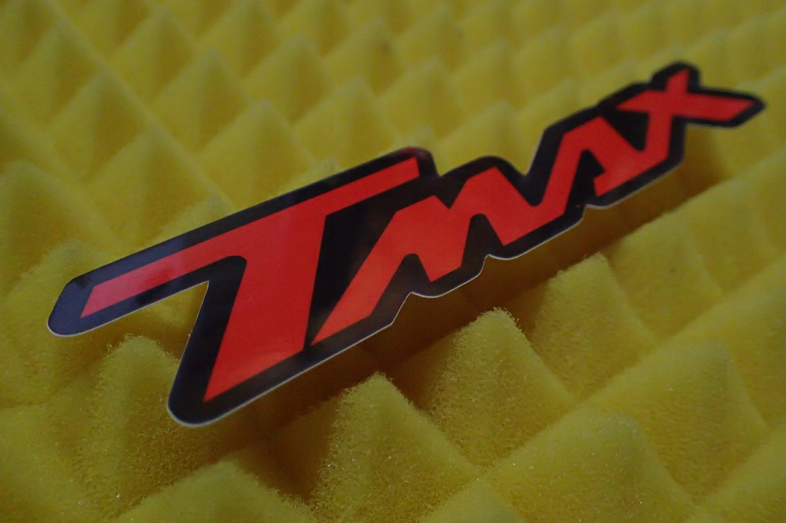 YAMAHA TMAX T-MAX NAKLEJKA STICKER 13,3 x 3 cm Producent bez marki