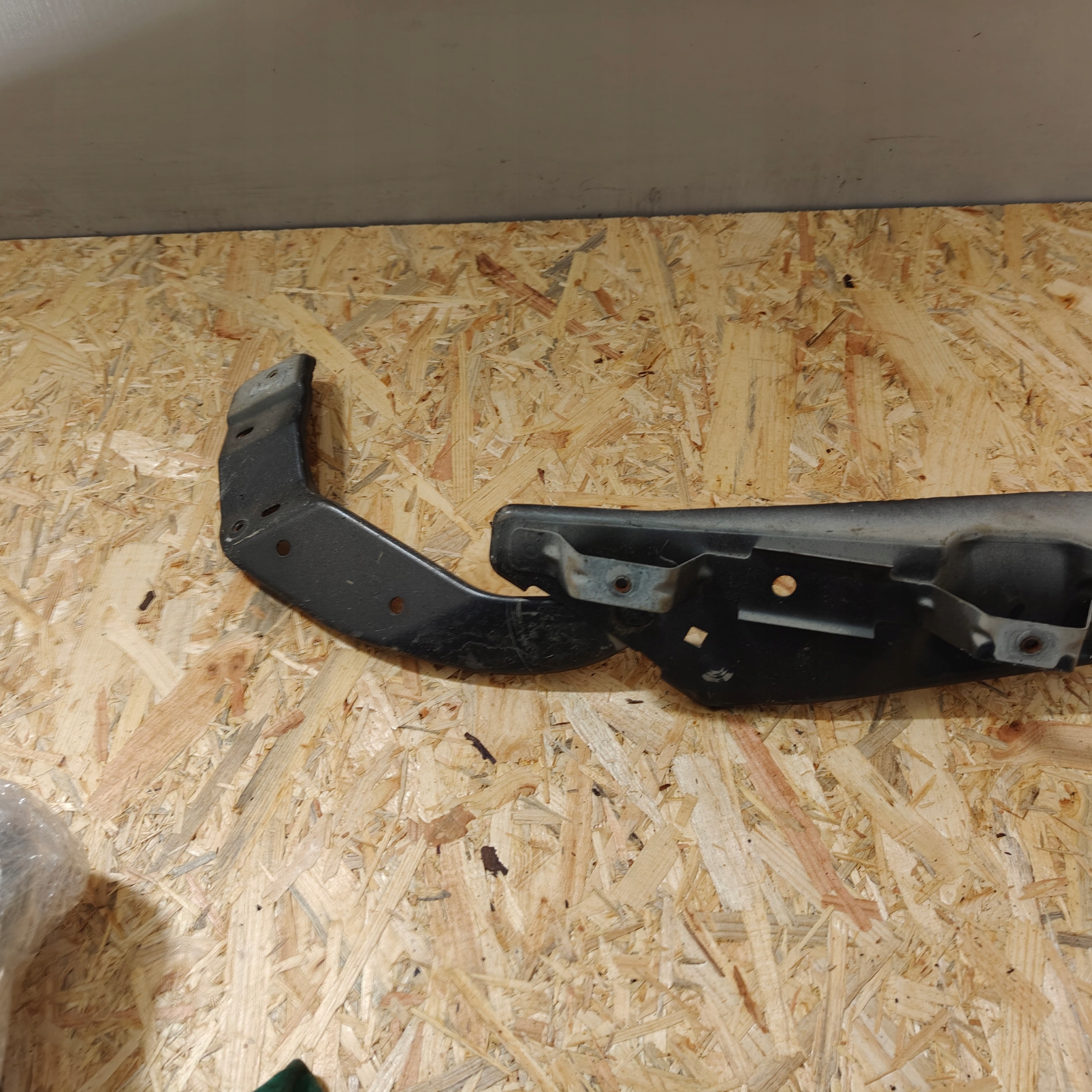 Support plaque Aile Avant Droit CITROEN C4 PICASSO II 9801669280