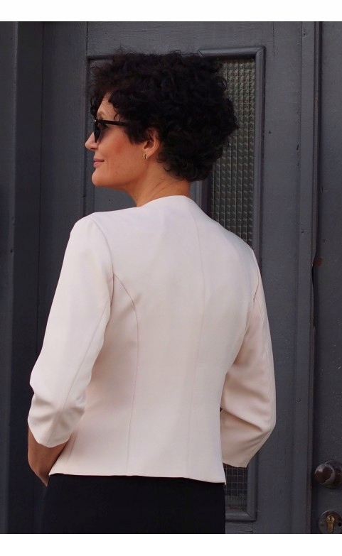 WIZYTOWY DOPASOWANY KRÓTKI ŻAKIET NA WESELE BEŻOWY 34 Kolor beżowy