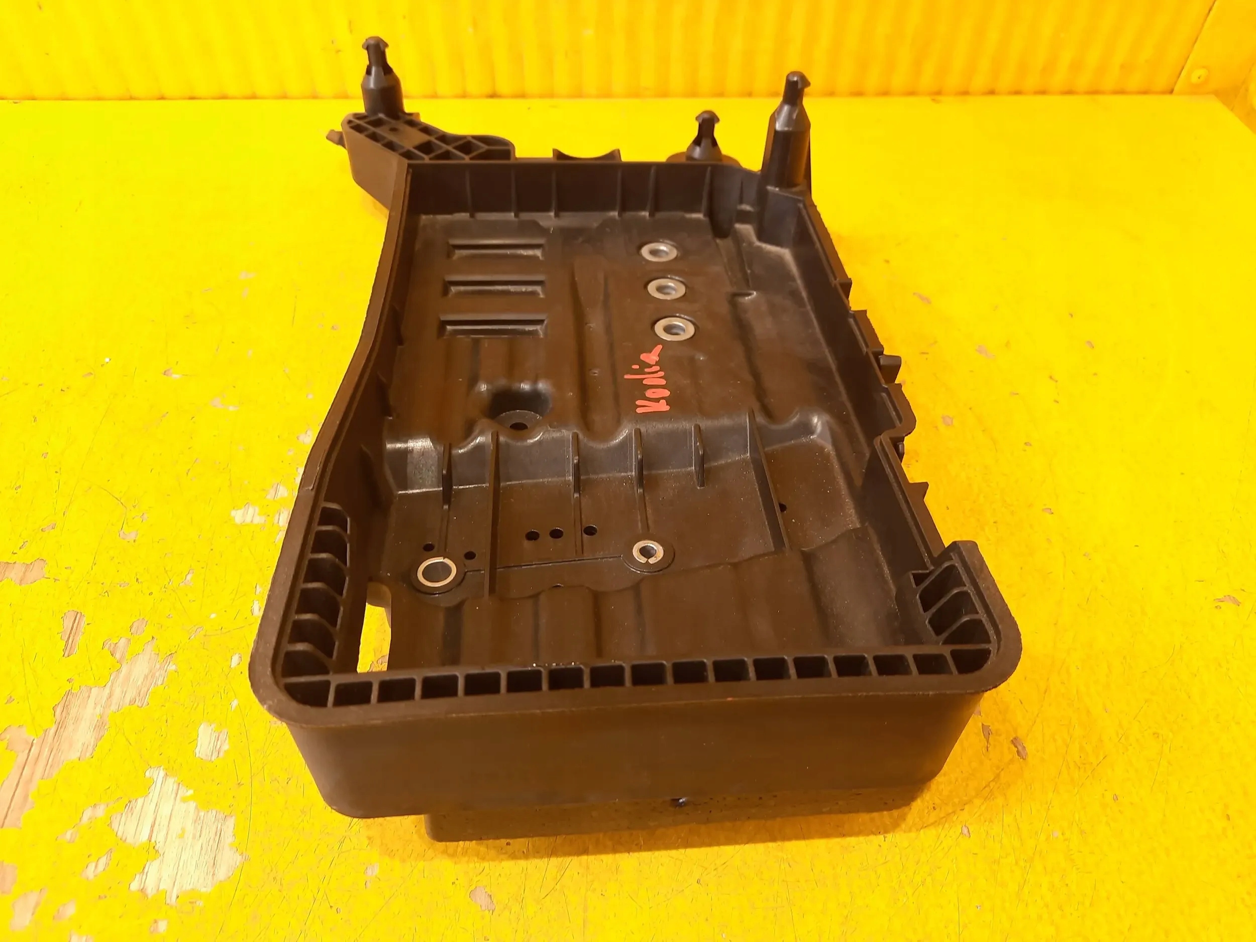 Skoda Kodiaq PODSTAWA AKUMULATORA 5QF915331C Stan opakowania zastępcze