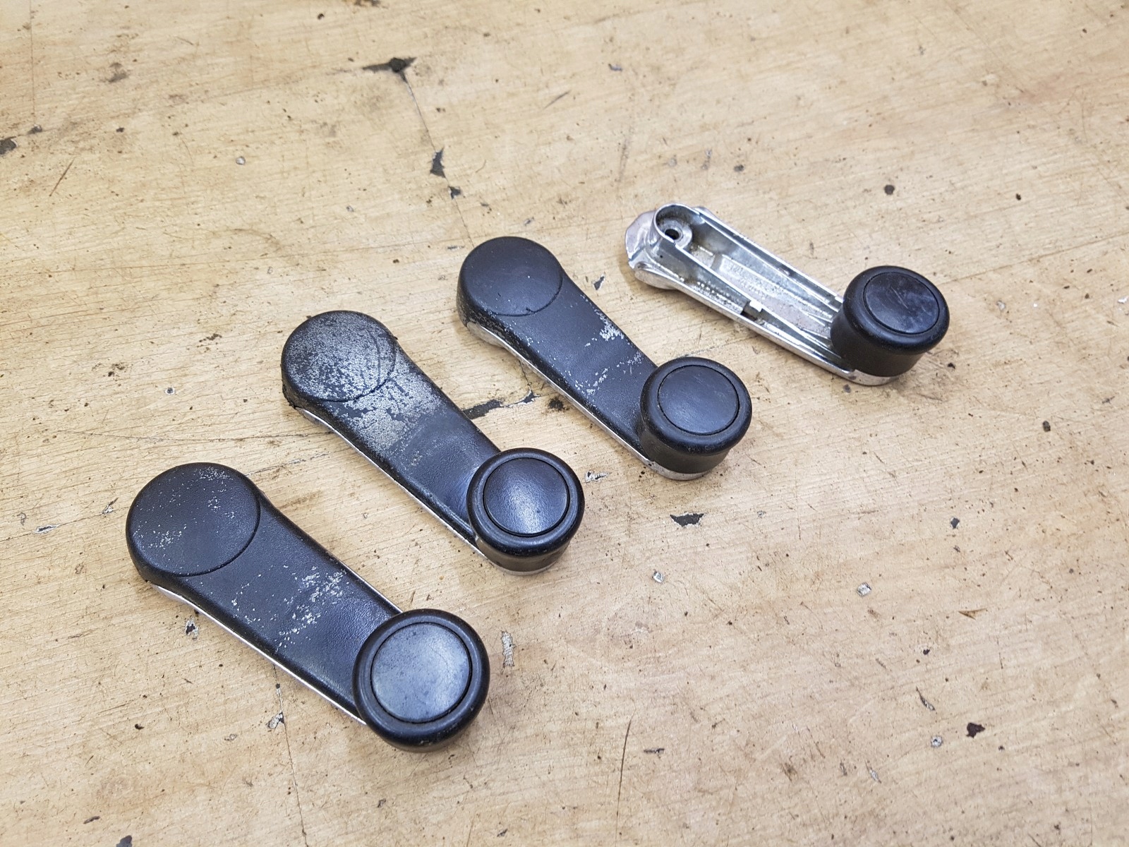 Korbka szyby Audi OE 443837581D