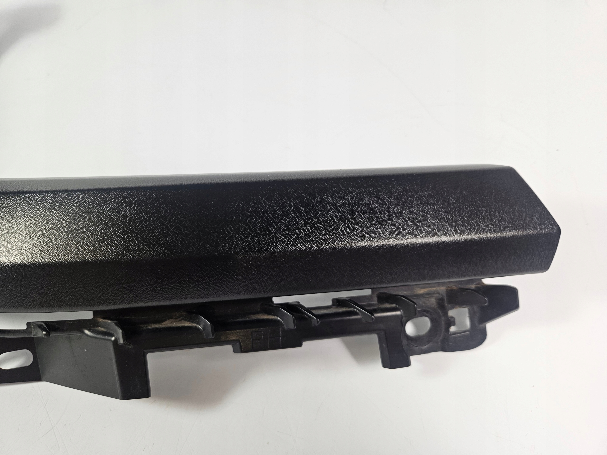 Ram 1500 covering moulding grilla right 2021-24