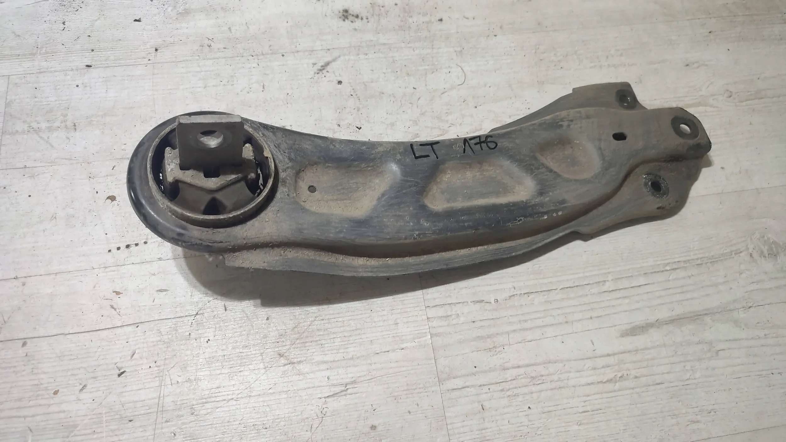 Mercedes-Benz A-classa W176 17r. 1.5cdi heck Seite links Querlenker