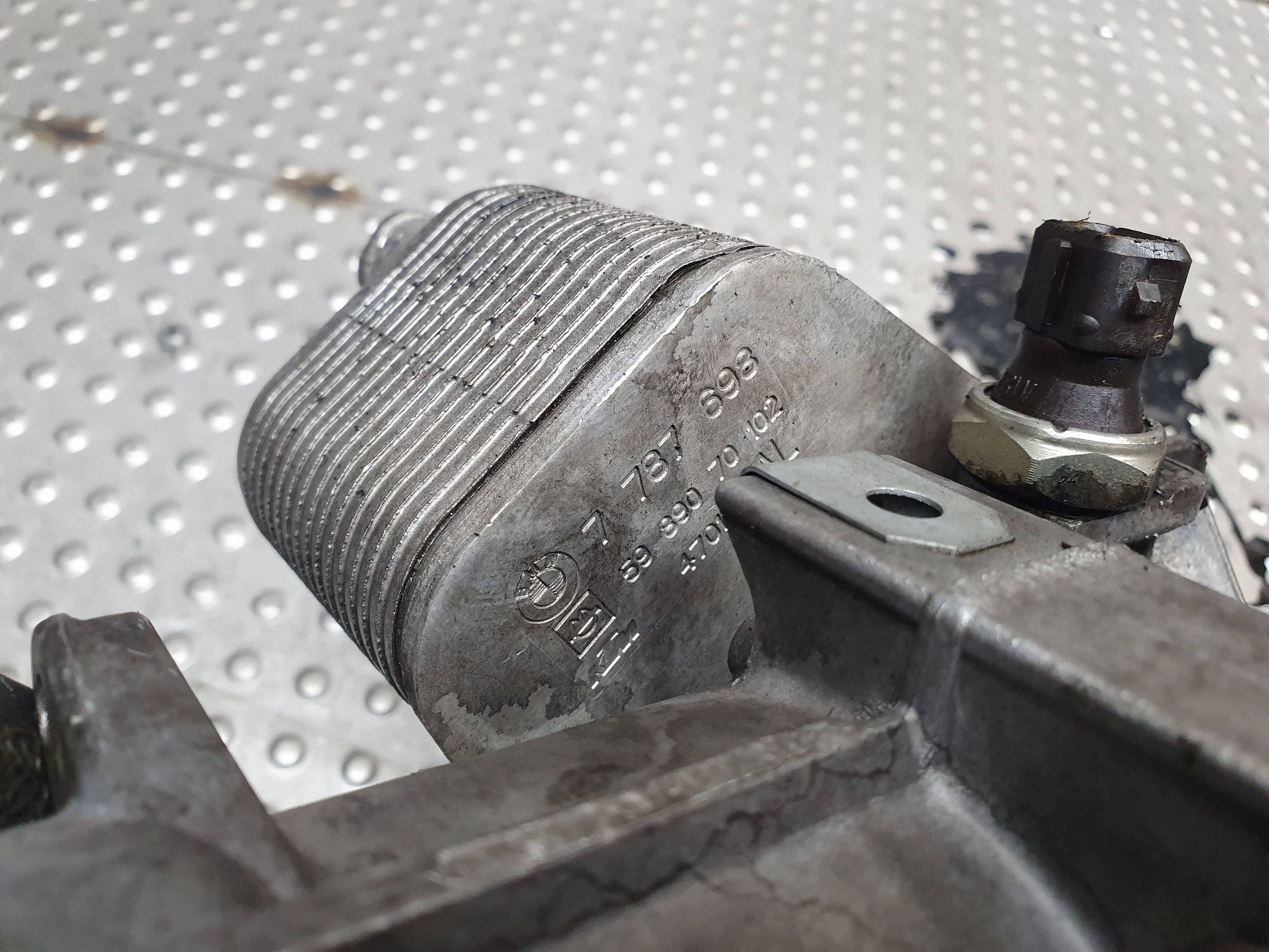 Ölfiltergehäuse Kühler 7787072 BMW E46 E87 E90 E60 X3 E83 2.0D M47