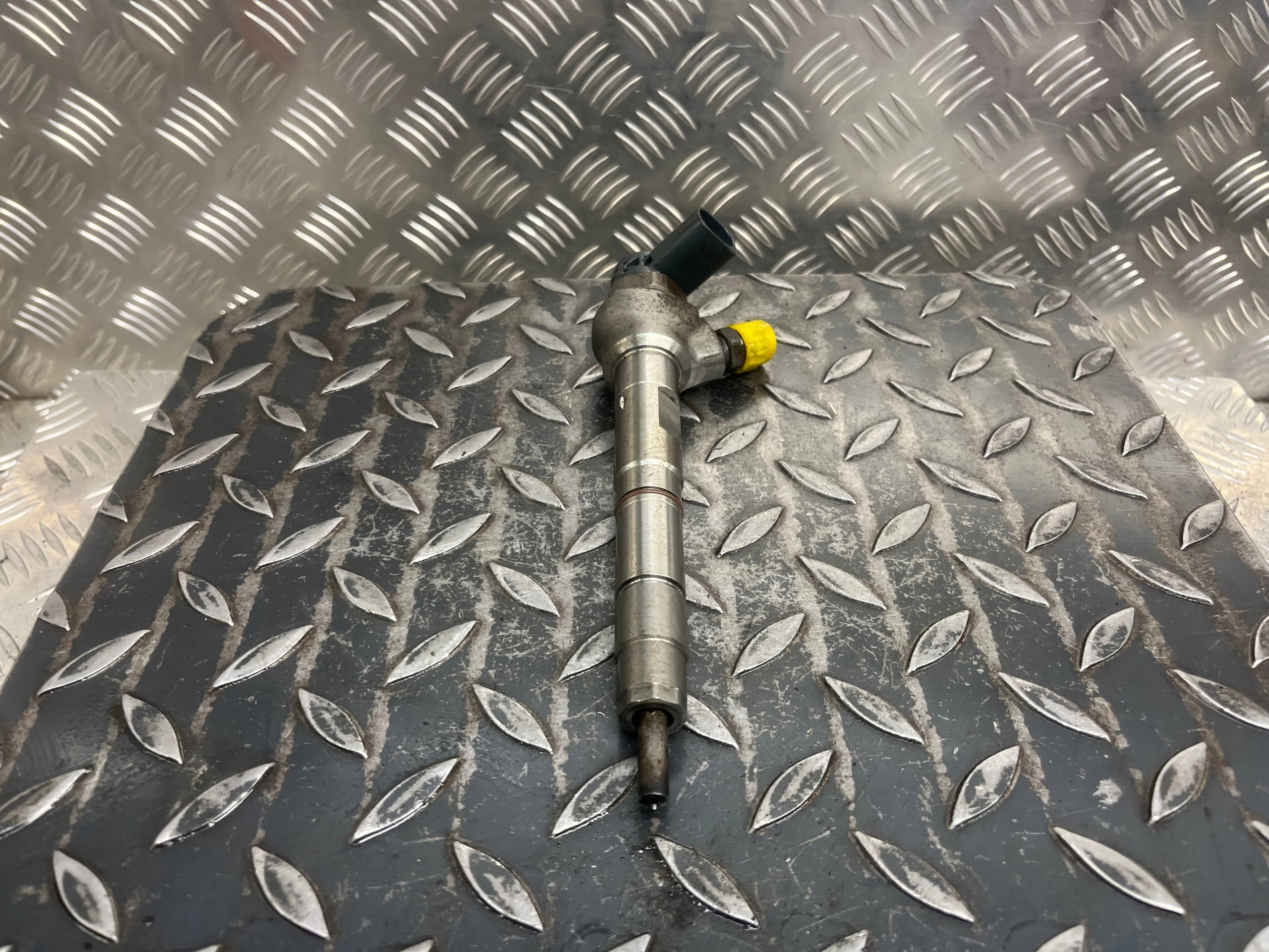 nozzle injector VOLKSWAGEN PASSAT B8 0445110471 / 04L130277AE