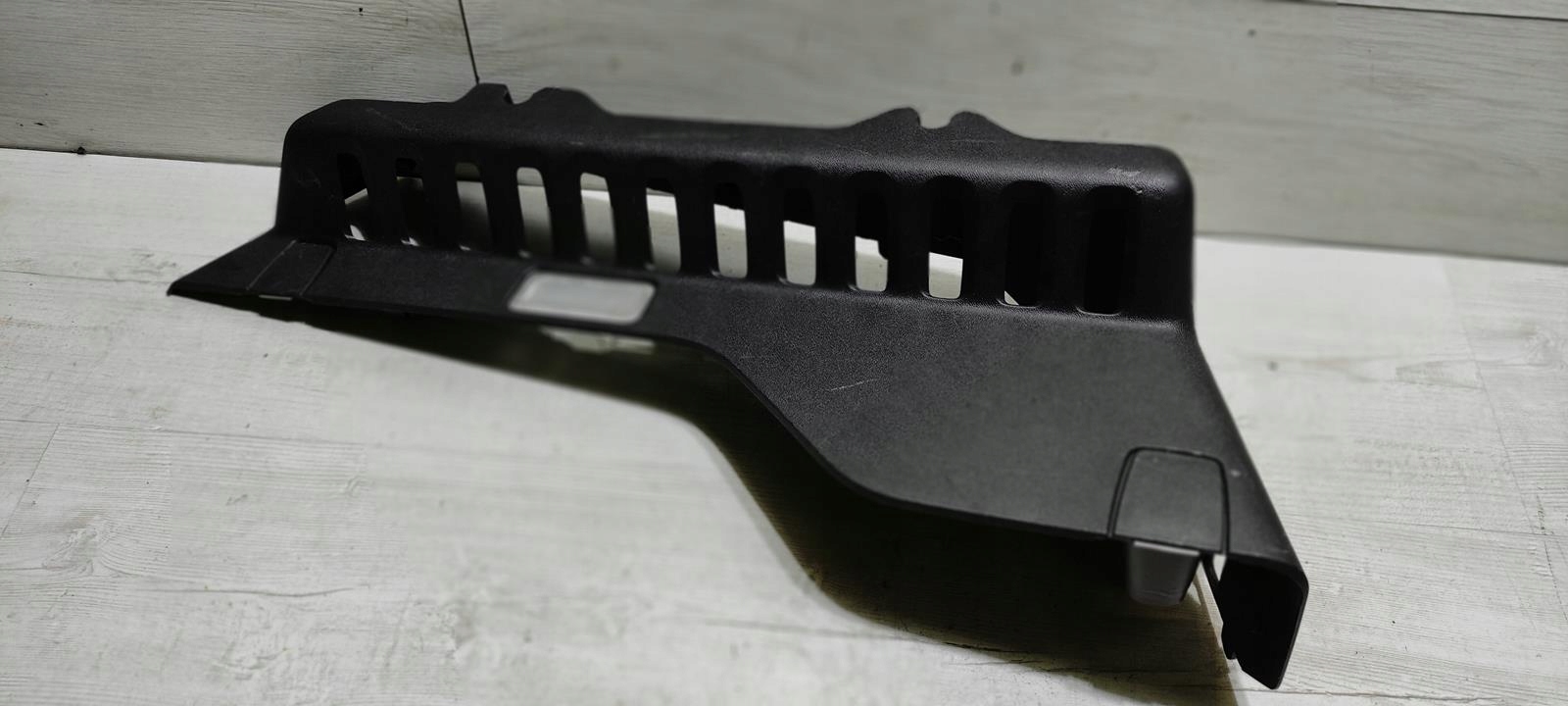 holder polki rear part left Peugeot 2008 14r