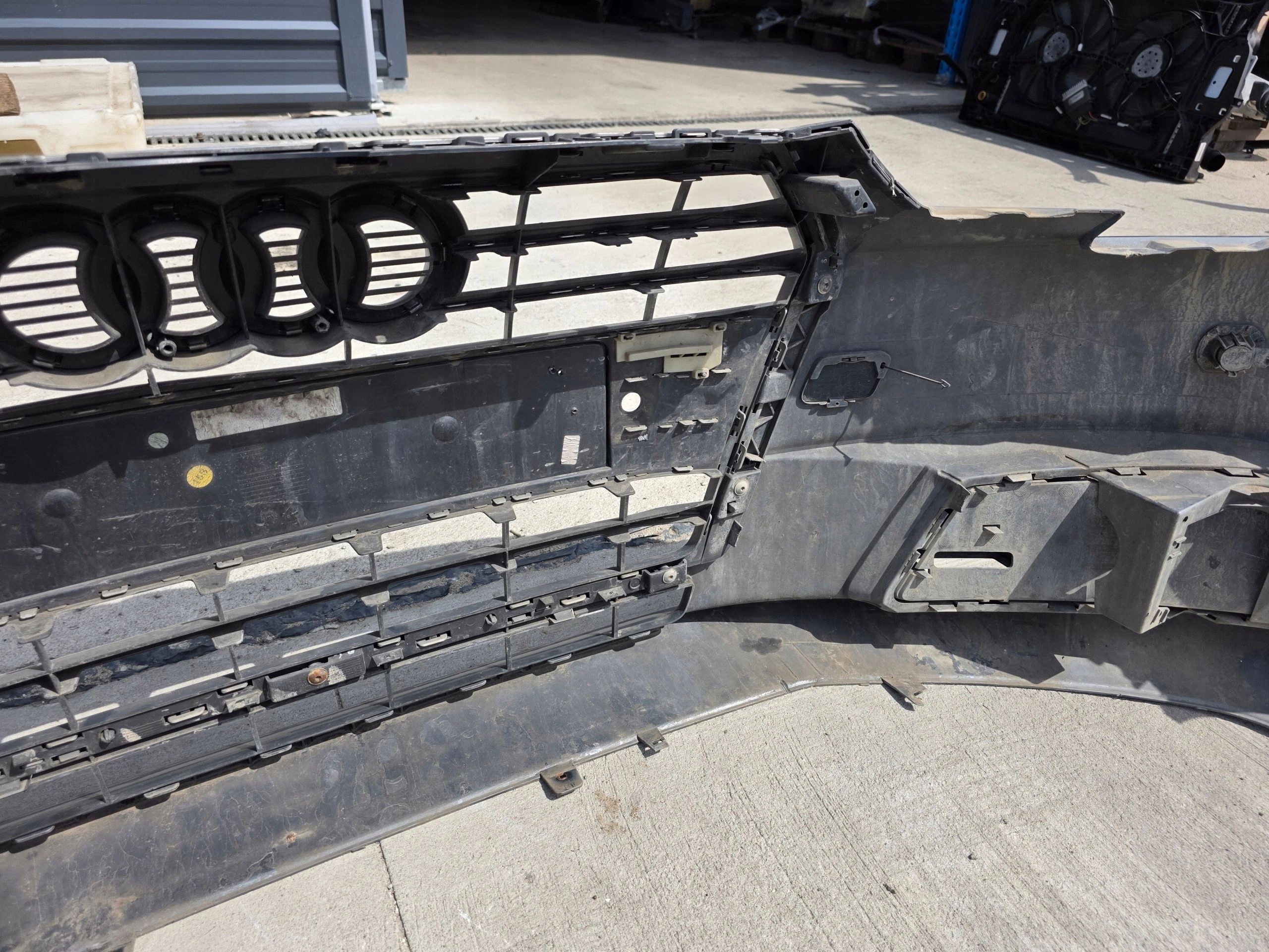 bumper front AUDI A4 B9 2016-2019 ZWYKLY LX7R PDC complete !!!
