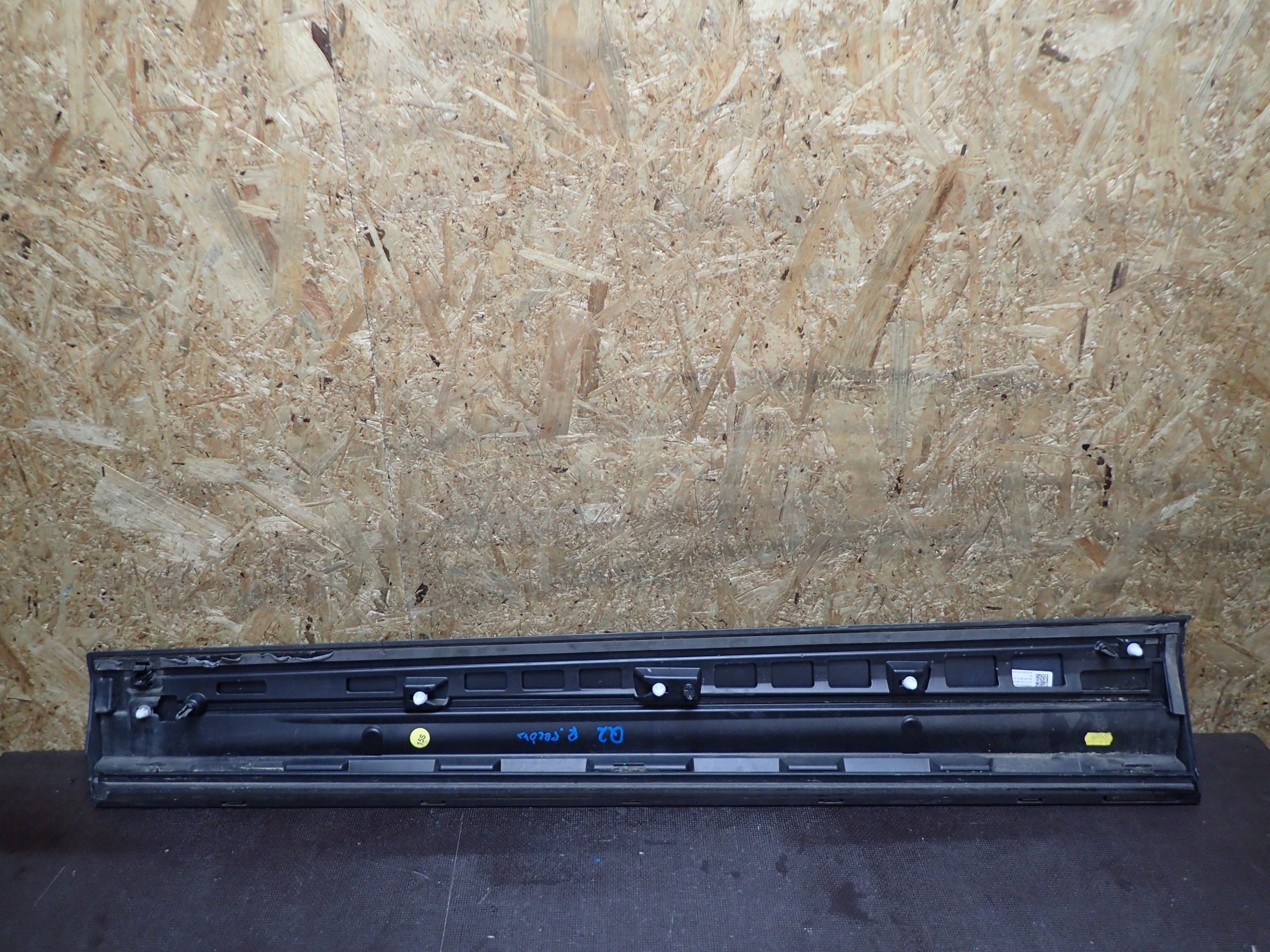 DOOR MOULDING RIGHT FRONT AUDI Q2 81A853960B