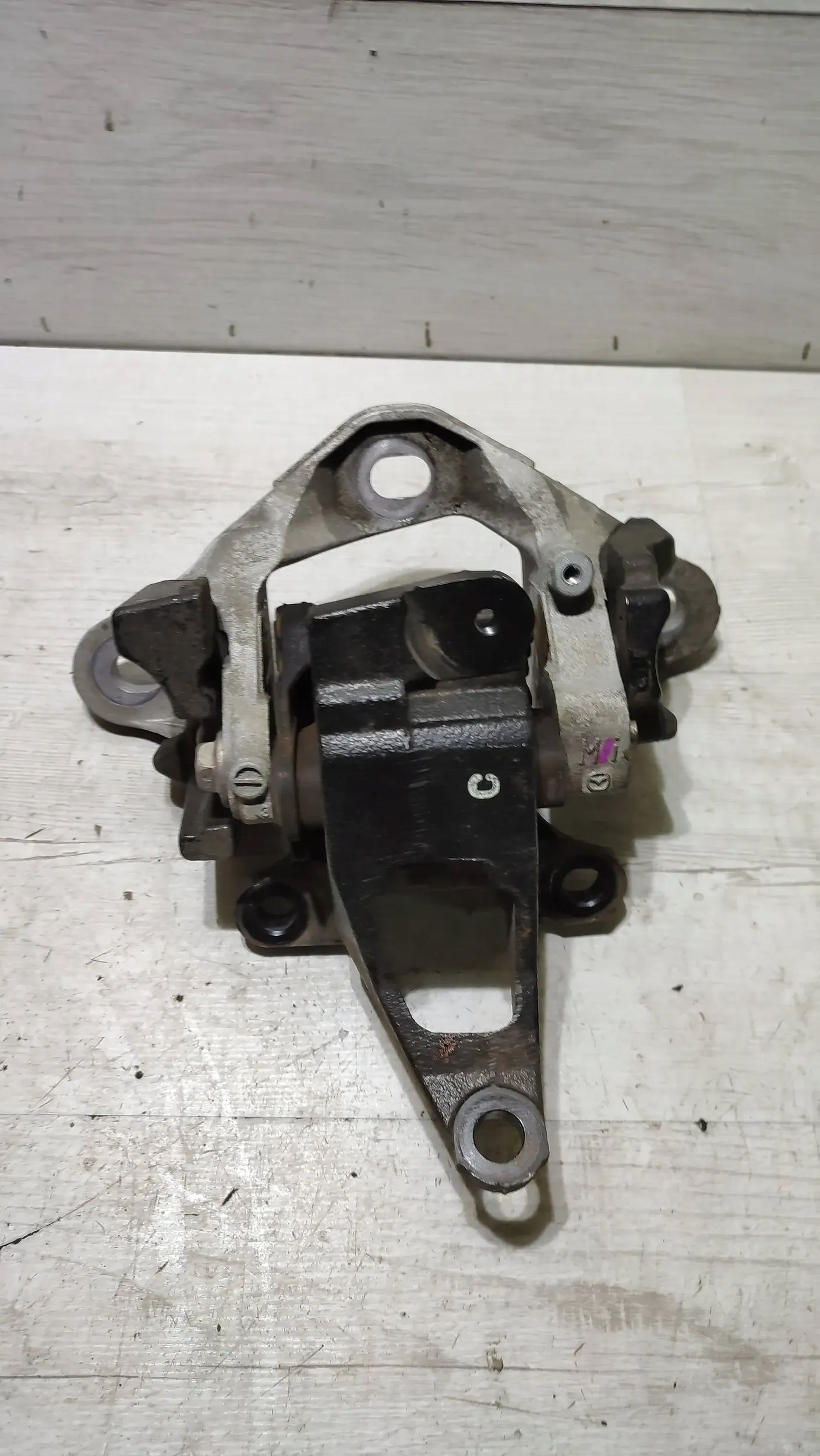 Mazda 3 III BM 17r console holder engine mount