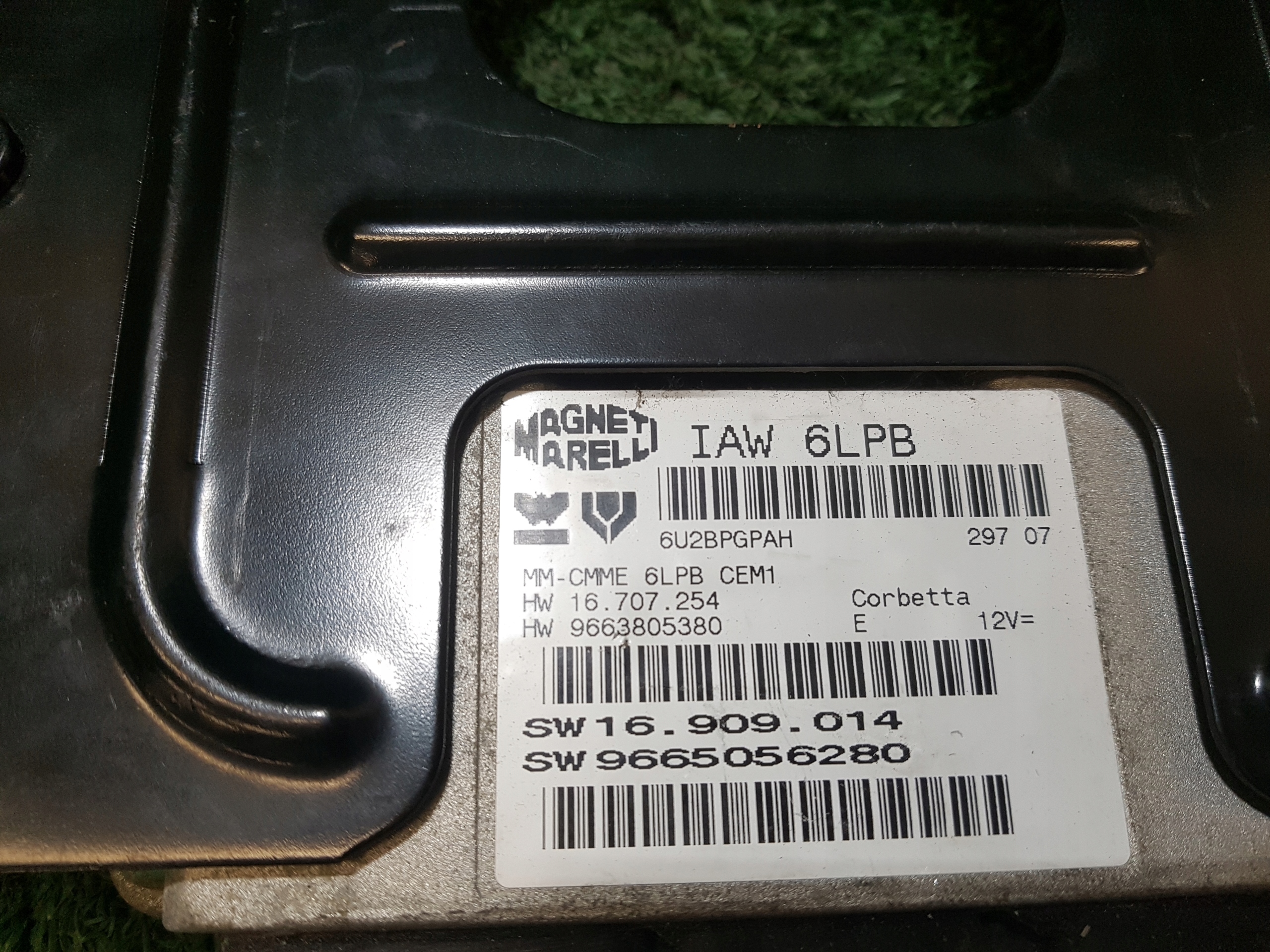 computer of the engine control unit CITROEN C4 PICASSO 1 9663805380