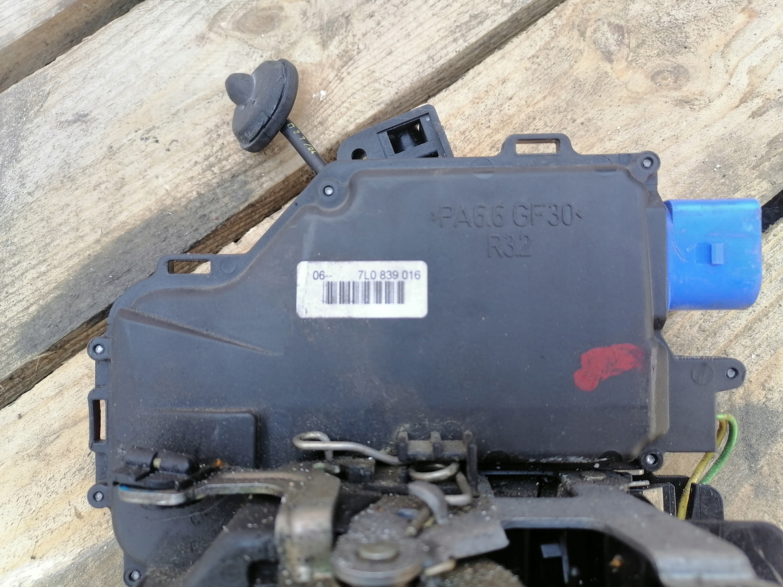 lock rear part right 7PIN VW GOLF V 7L0839016