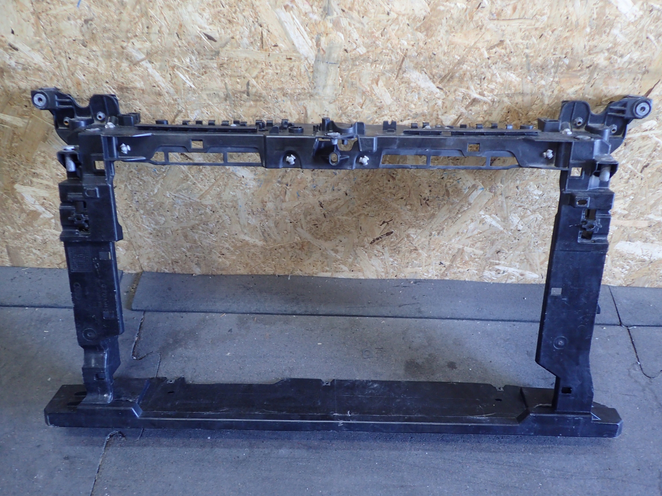 PAS PRZEDNI AUDI A1 82A805588