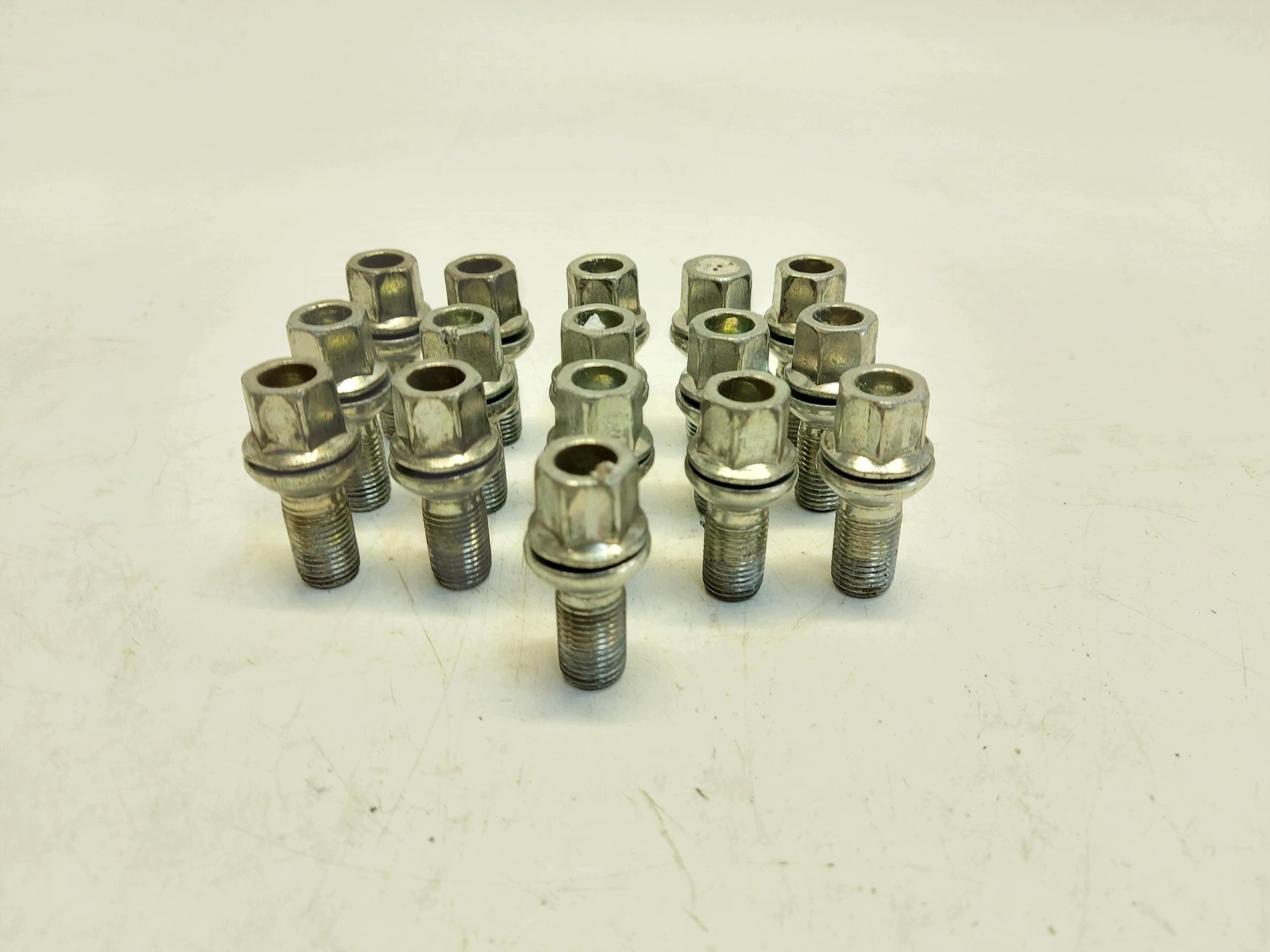 VW ID4 11A , 2024r SUV 5D screws wheels discs 16szt