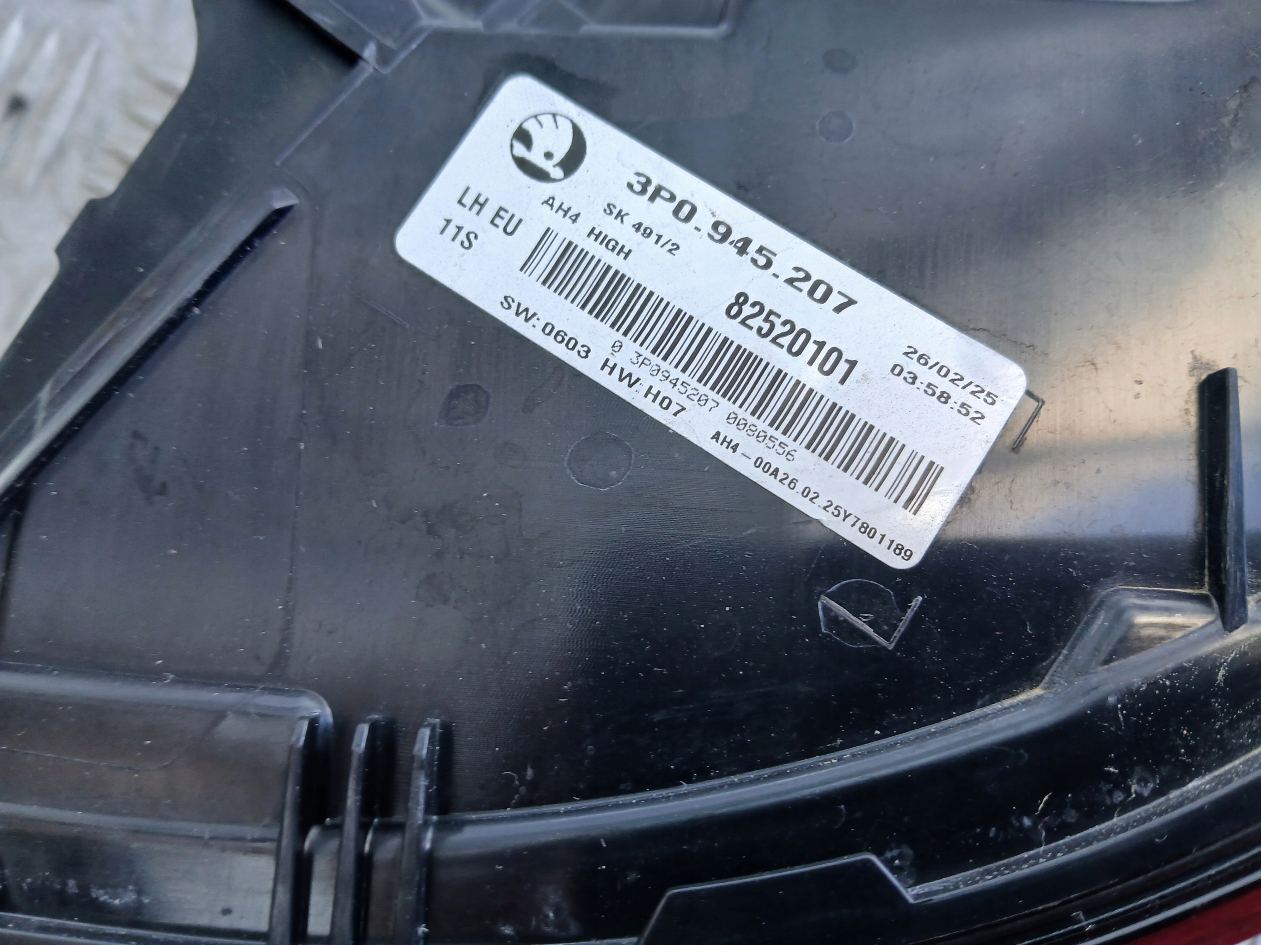 Skoda SuperB IV light left rear part rear 3p0945207