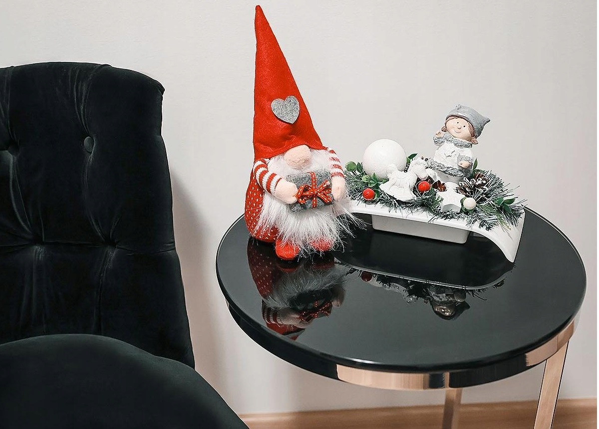 OZDOBA ŚWIĄTECZNA STOJĄCY SKRZAT MIKOŁAJ Z PREZENTEM 30CM Wysokość produktu 50 cm