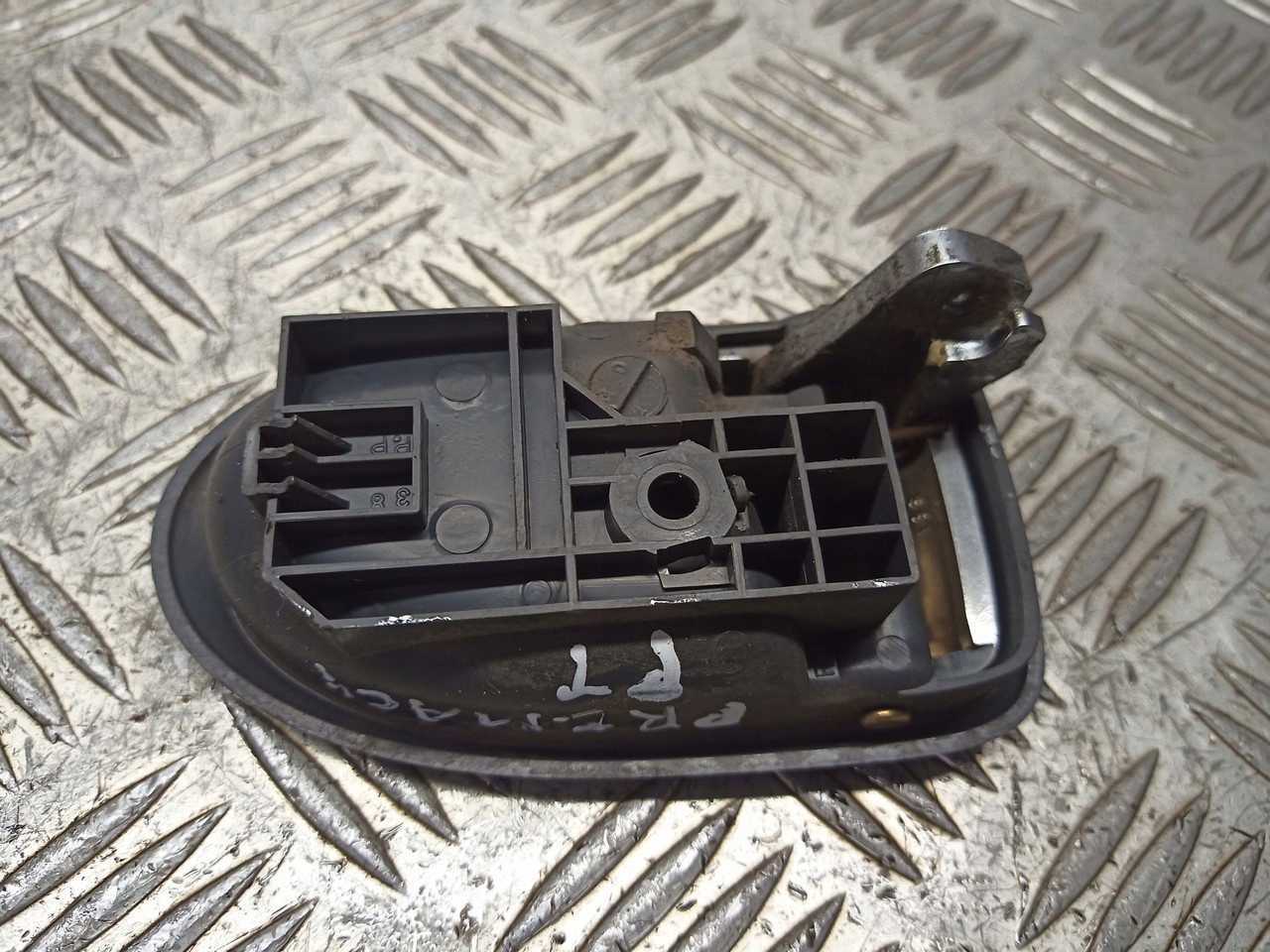 правая ручка двери внутренняя mazda PREMACY 1.9 16V