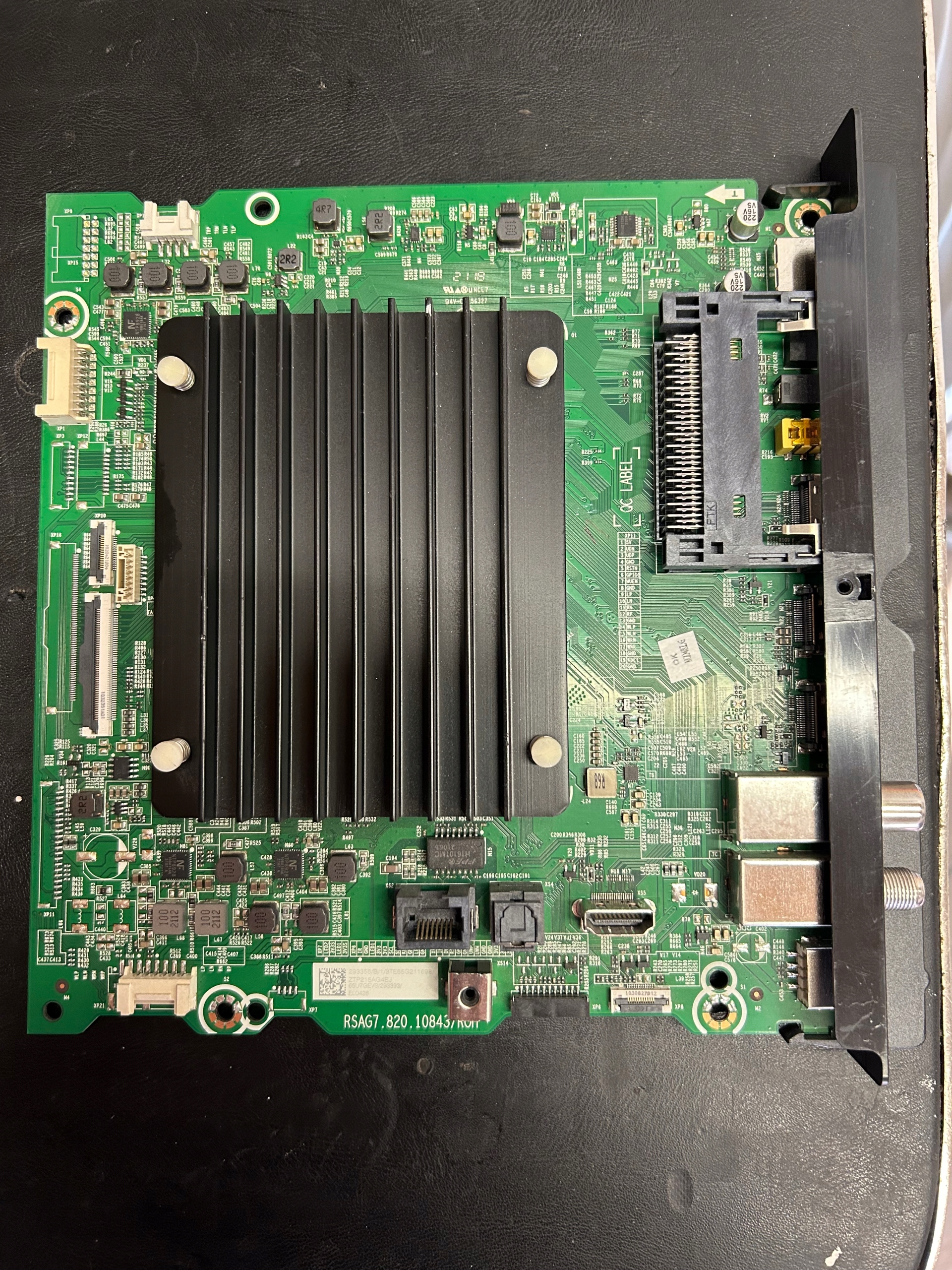 Základní deska televizoru Hisense HT287067