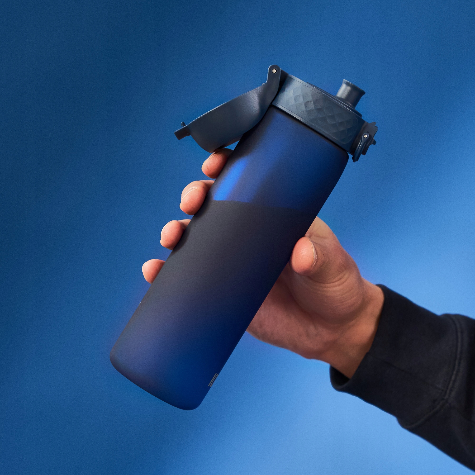 Granatowy Bidon rowerowy Bitelka na wodę ION8 0,5l Kod producenta Ion8