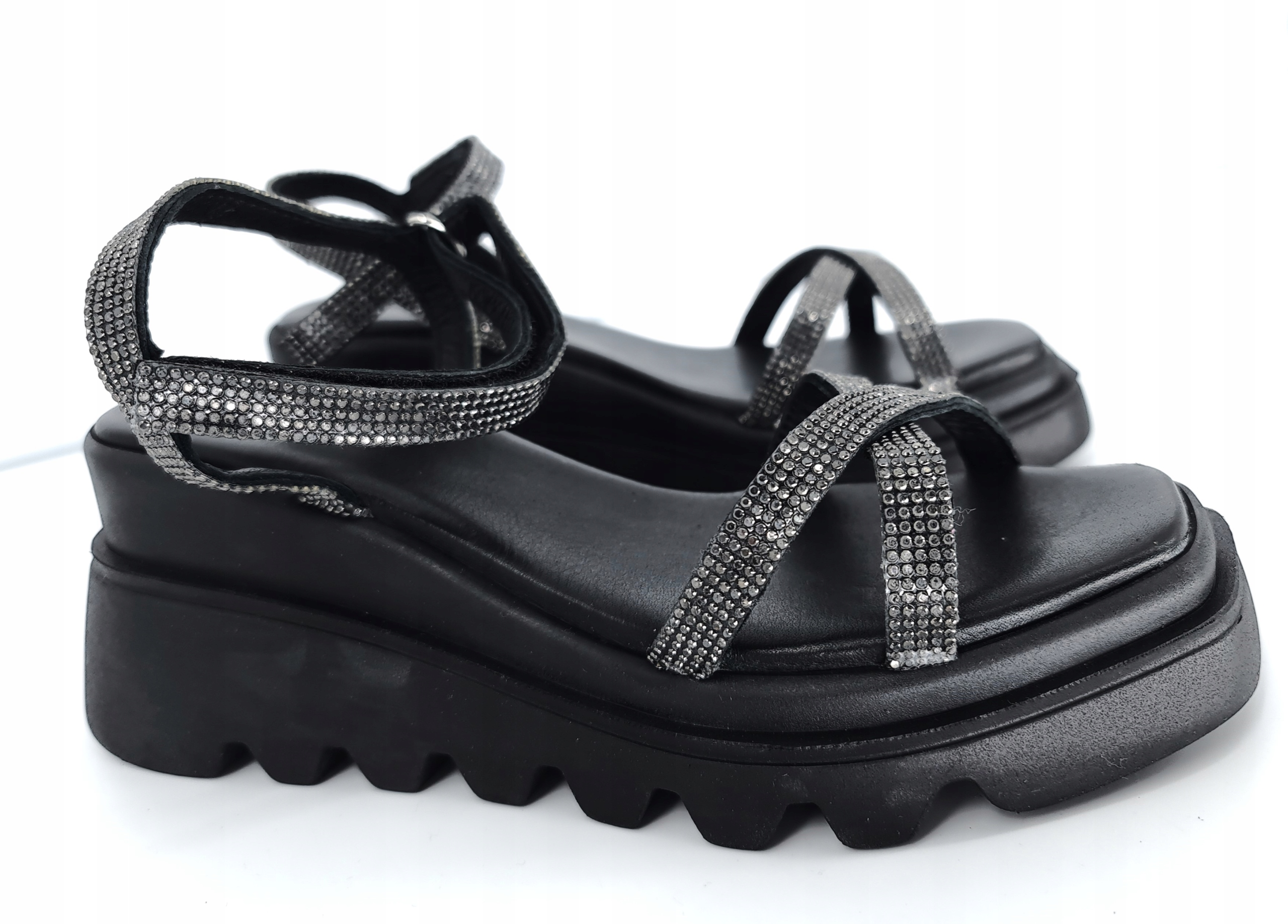 Sandály na platformě Inuovo 39