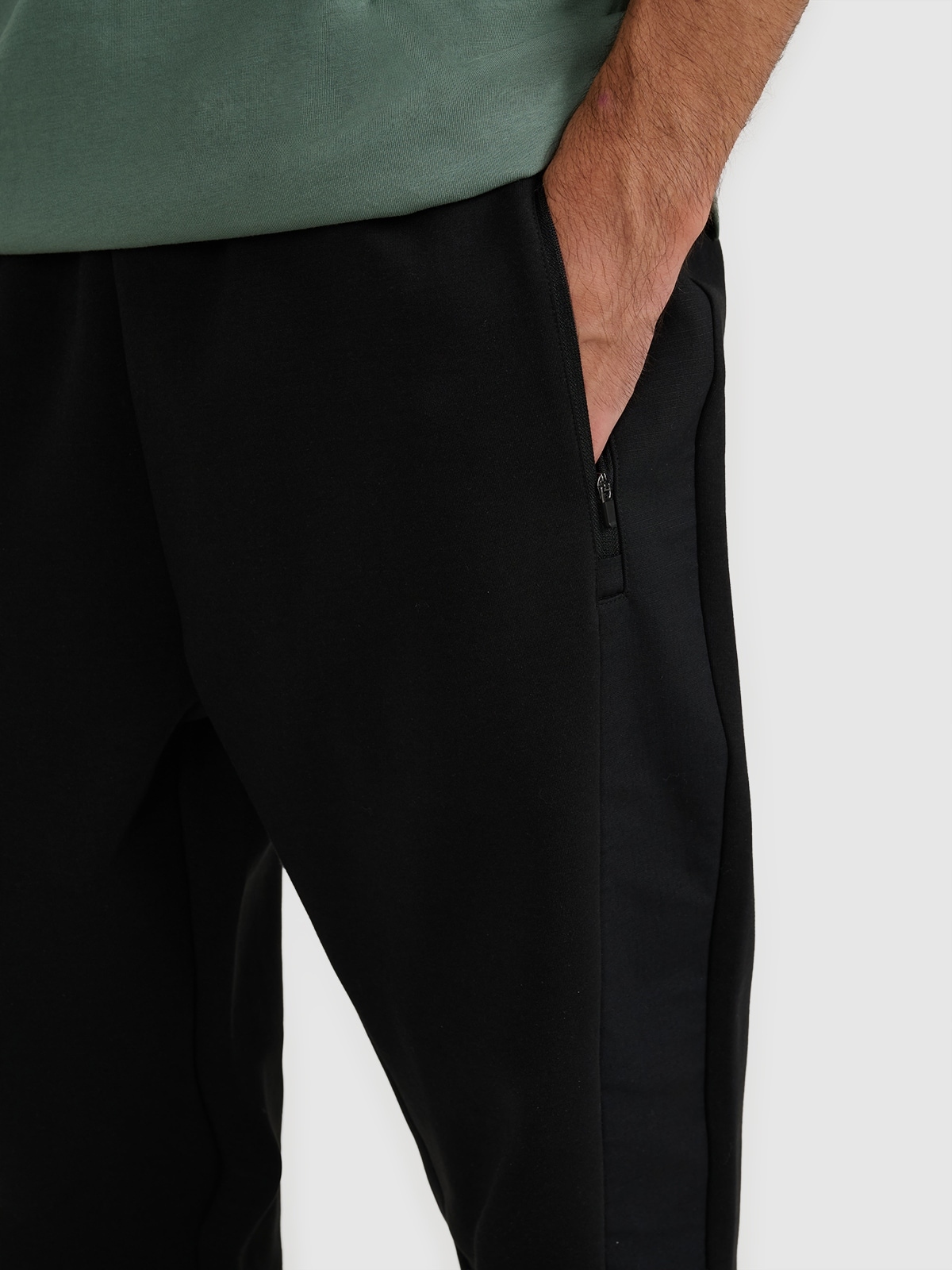 4F spodnie typu jogger z tkaninowymi wstawkami 4FWAW25TTROM1252