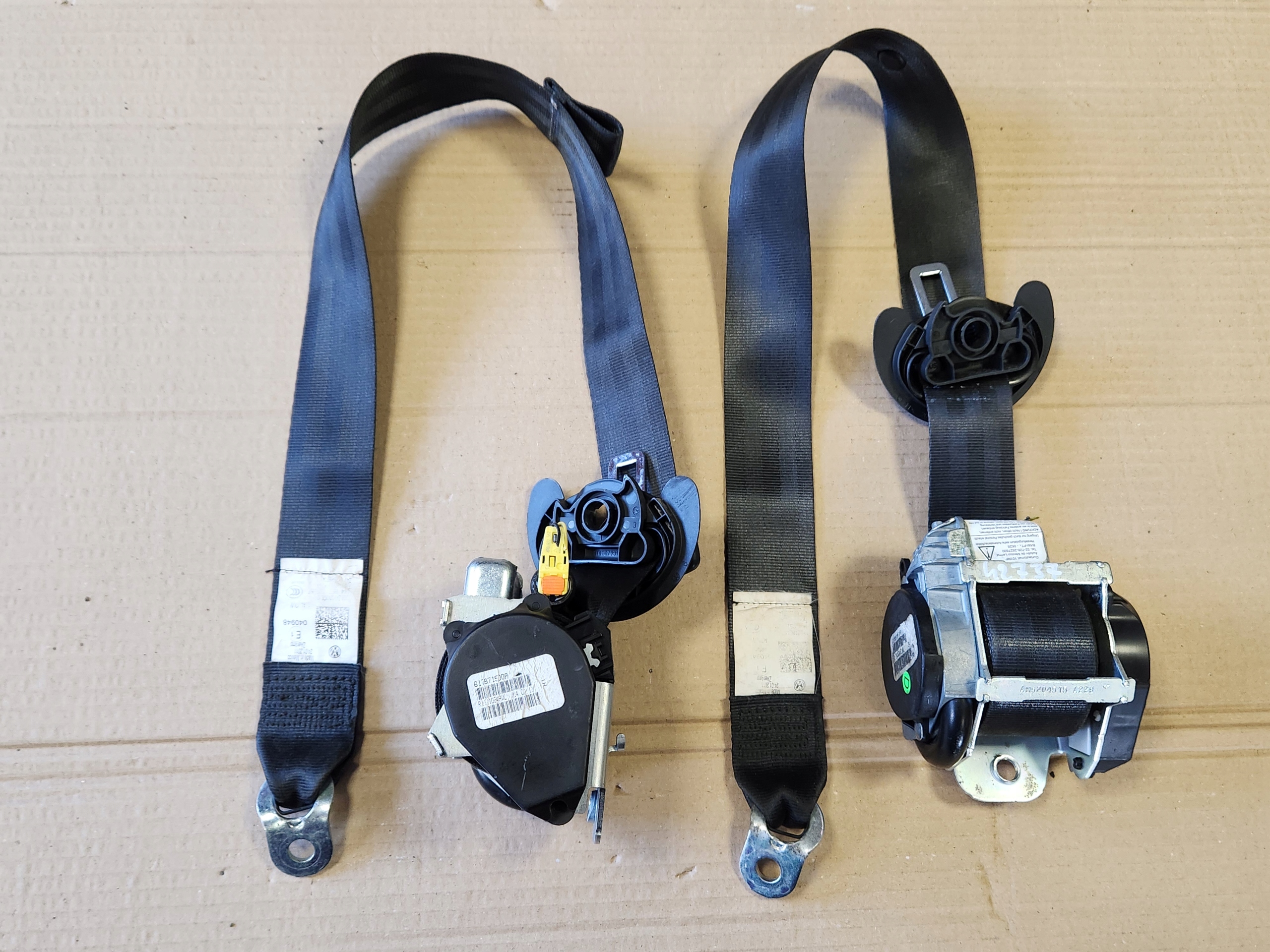 NAPINACZ PASA PAS VW GOLF V 5D PRZÓD ORYGINAŁ*