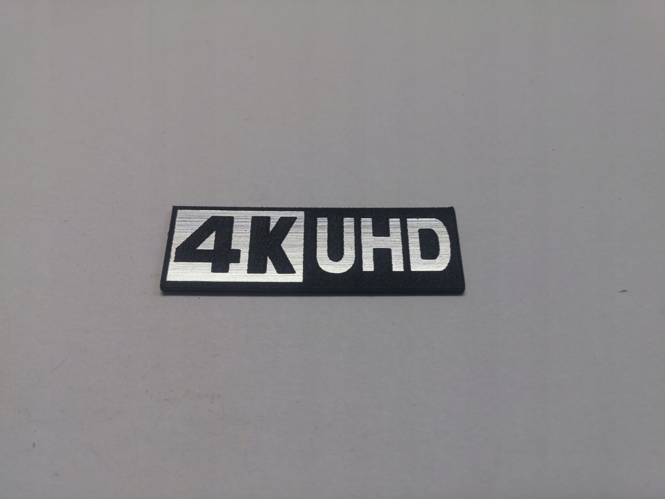 

4K Uhd naklejka emblemat 30 x 10 mm *srebrna