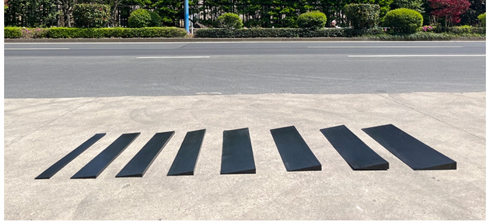 Najazd podjazd krawężnikowy gumowy 90/2,5cm czarny Stan opakowania oryginalne