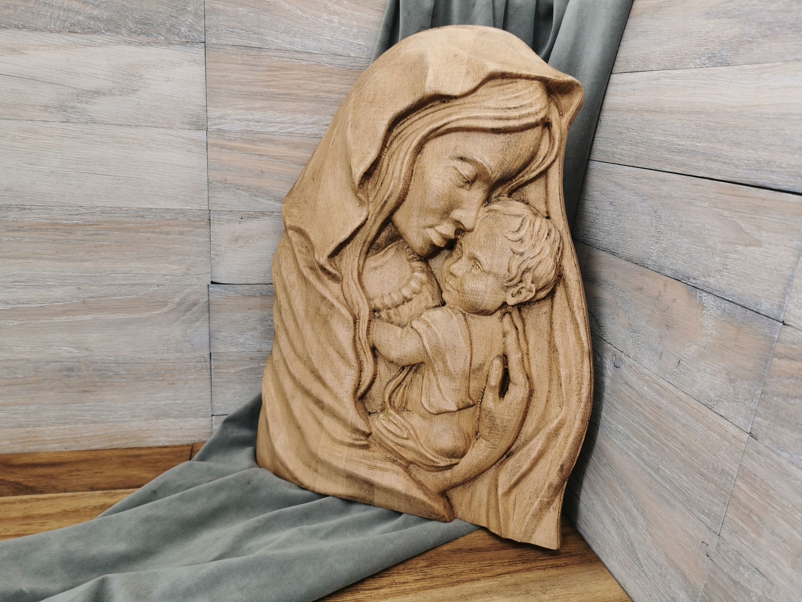 Obrázek dřevěného reliéfu jako dárek svatba Maria S Ježíškem 40cm