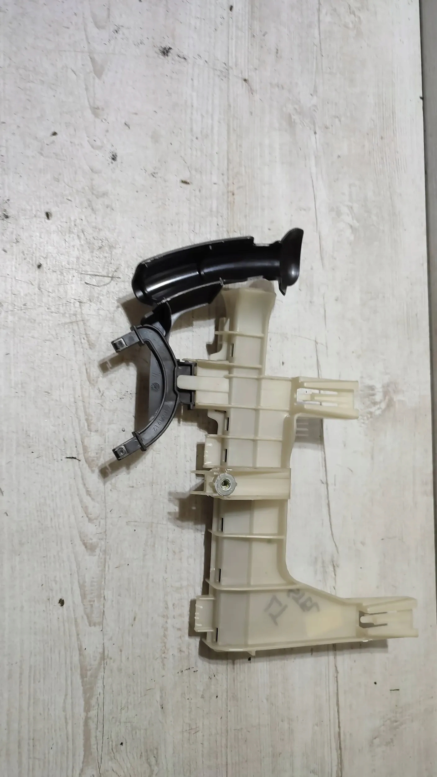 Alfa Romeo Stelvio 2021 prowadnica windows left rear part