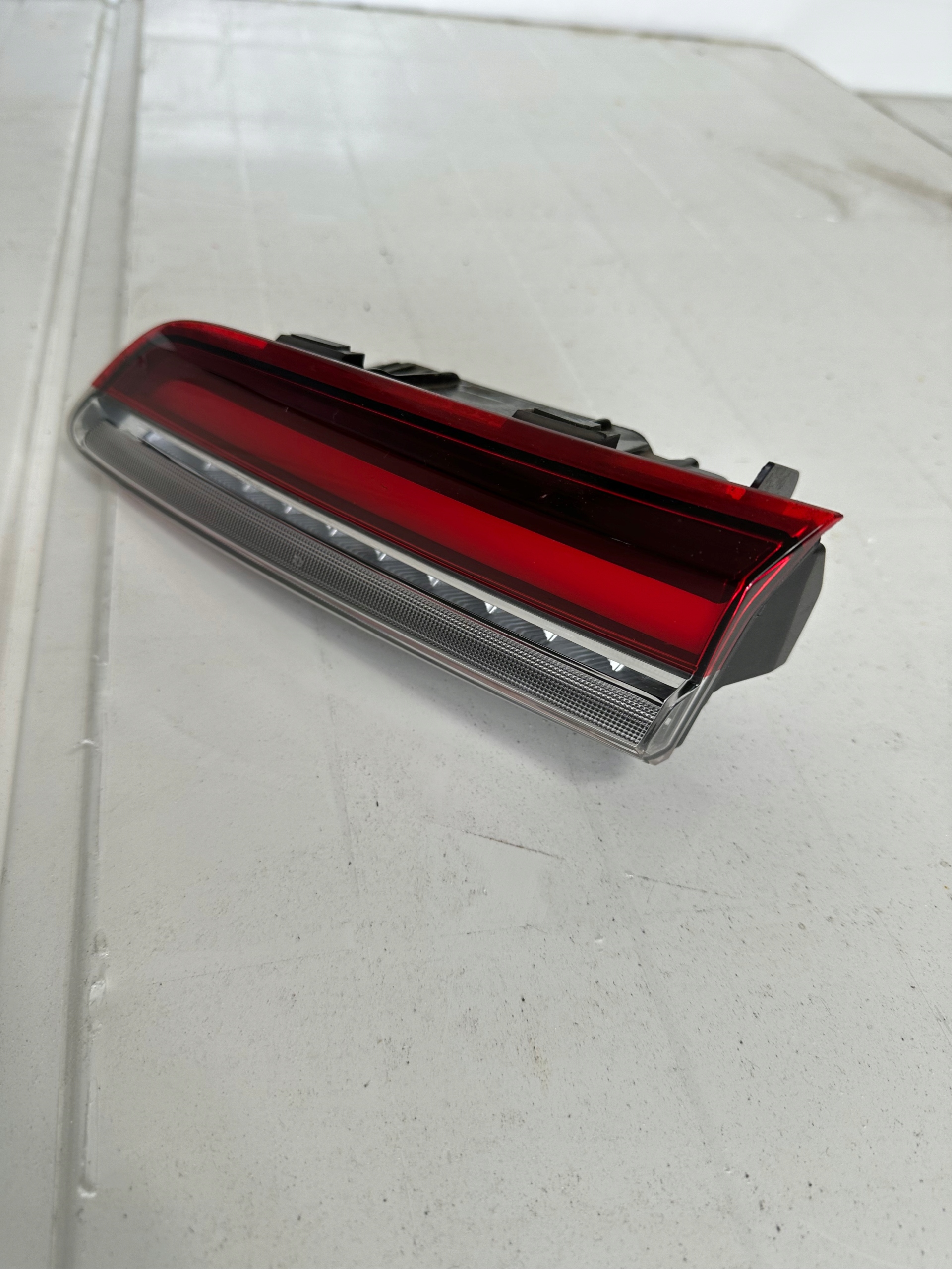 SKODA KAROQ LIFT PRAWA TYLNA LAMPA LED KLAPA ORYGINAŁ 57A945308D