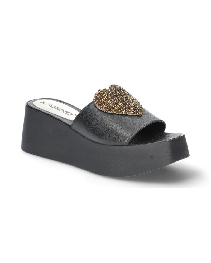 Černé dámské zasouvací kožené nazouváky na silné podrážce s ozdobou Karino 36