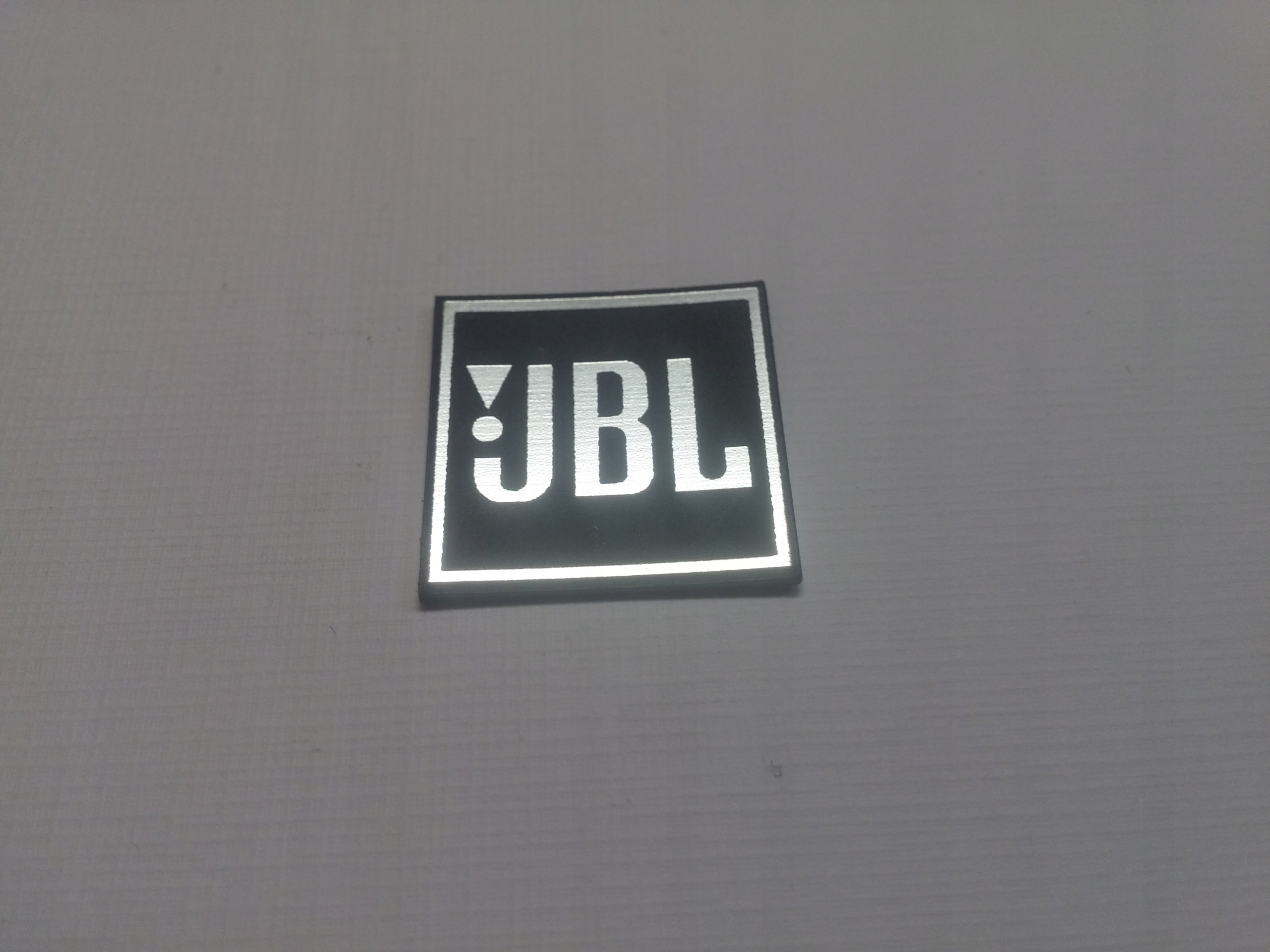 

Jbl naklejka emblemat 19 x 19 mm *srebrna