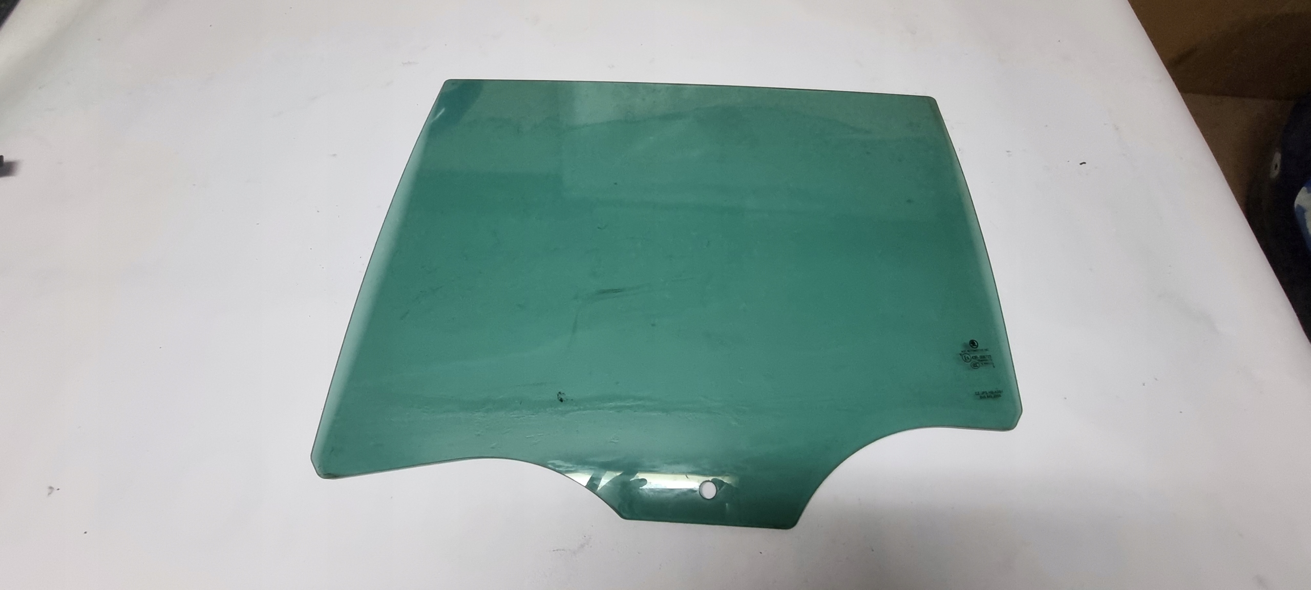 6V6845205A - СКЛО ЗАДНЬОЇ ЛІВОЇ ДВЕРІ SKODA FABIA III 6V6845205B