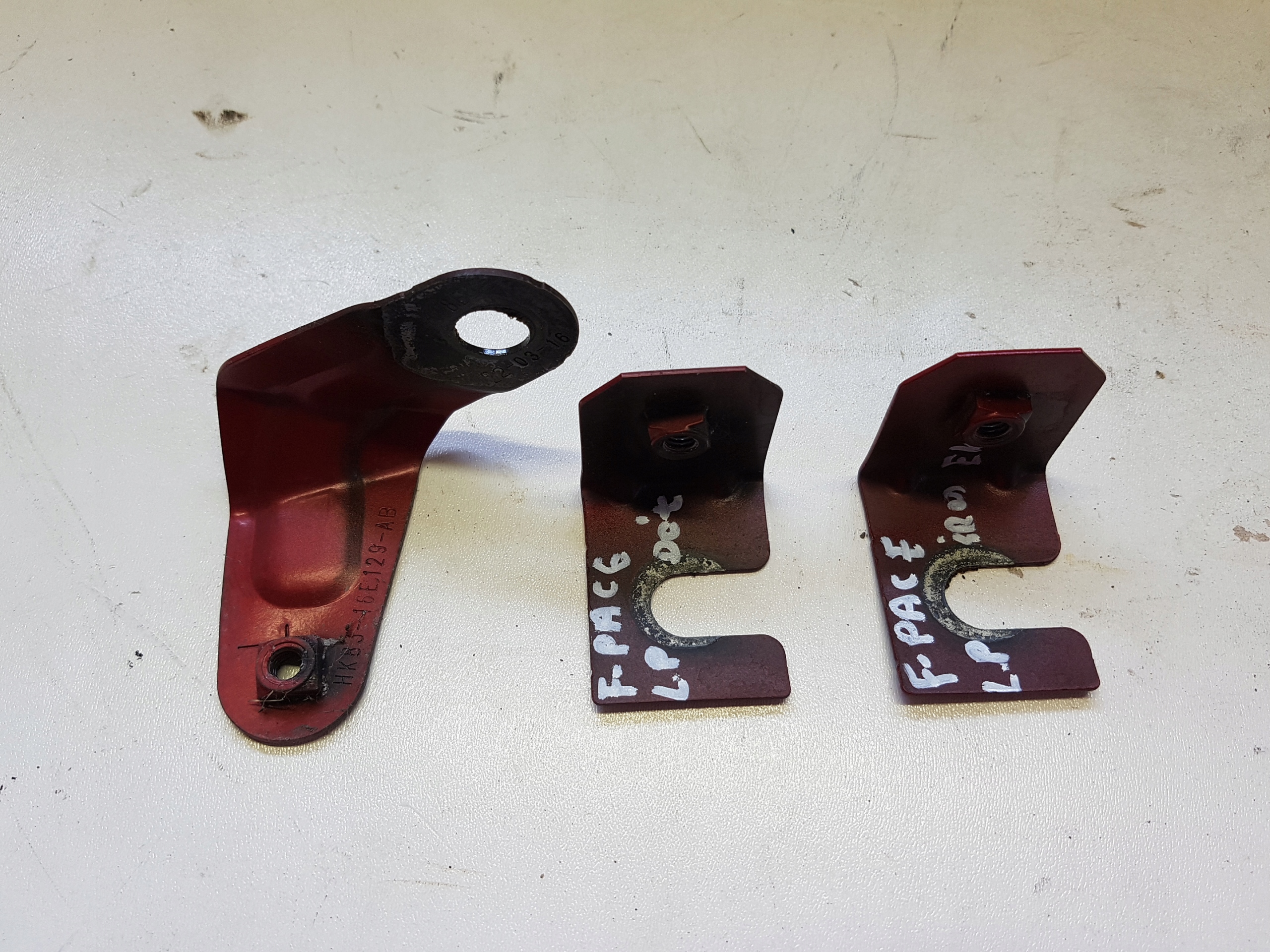 HK83-16E129-AB - JAGUAR F-PACE Fender bracket left