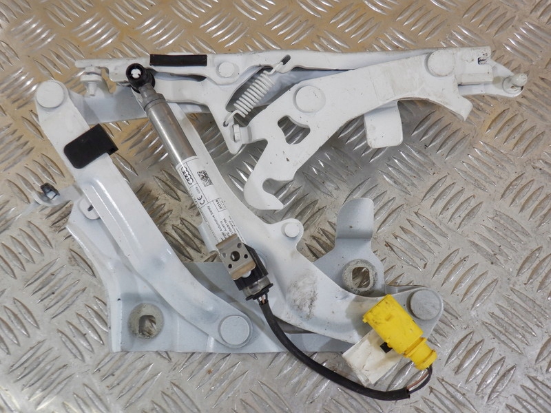 Петля капота правая AUDI Q5 80A LY9C 80A823302D