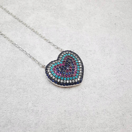 Stříbrná celebrita se srdíčkem a zirkony.