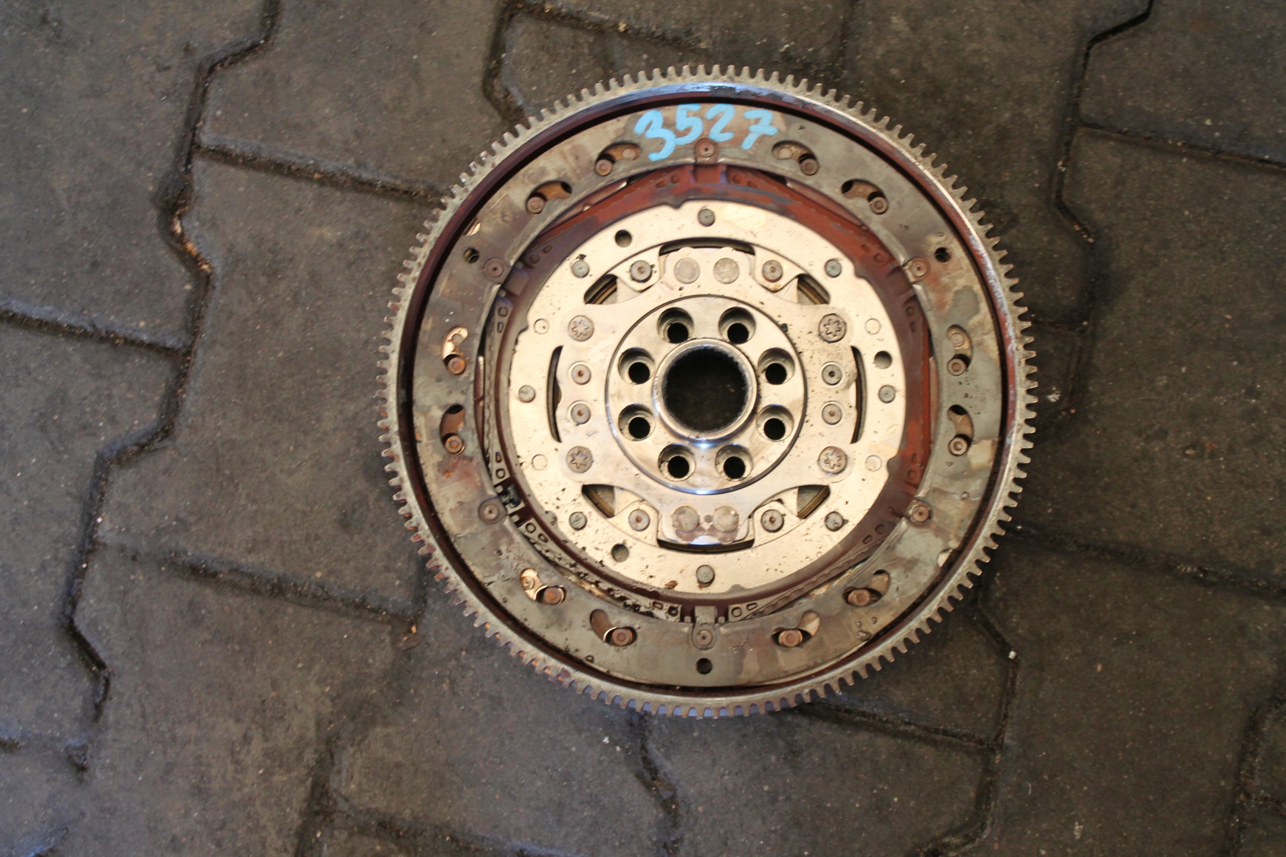 3527. wheel flywheel VW AUDI 03N105266E