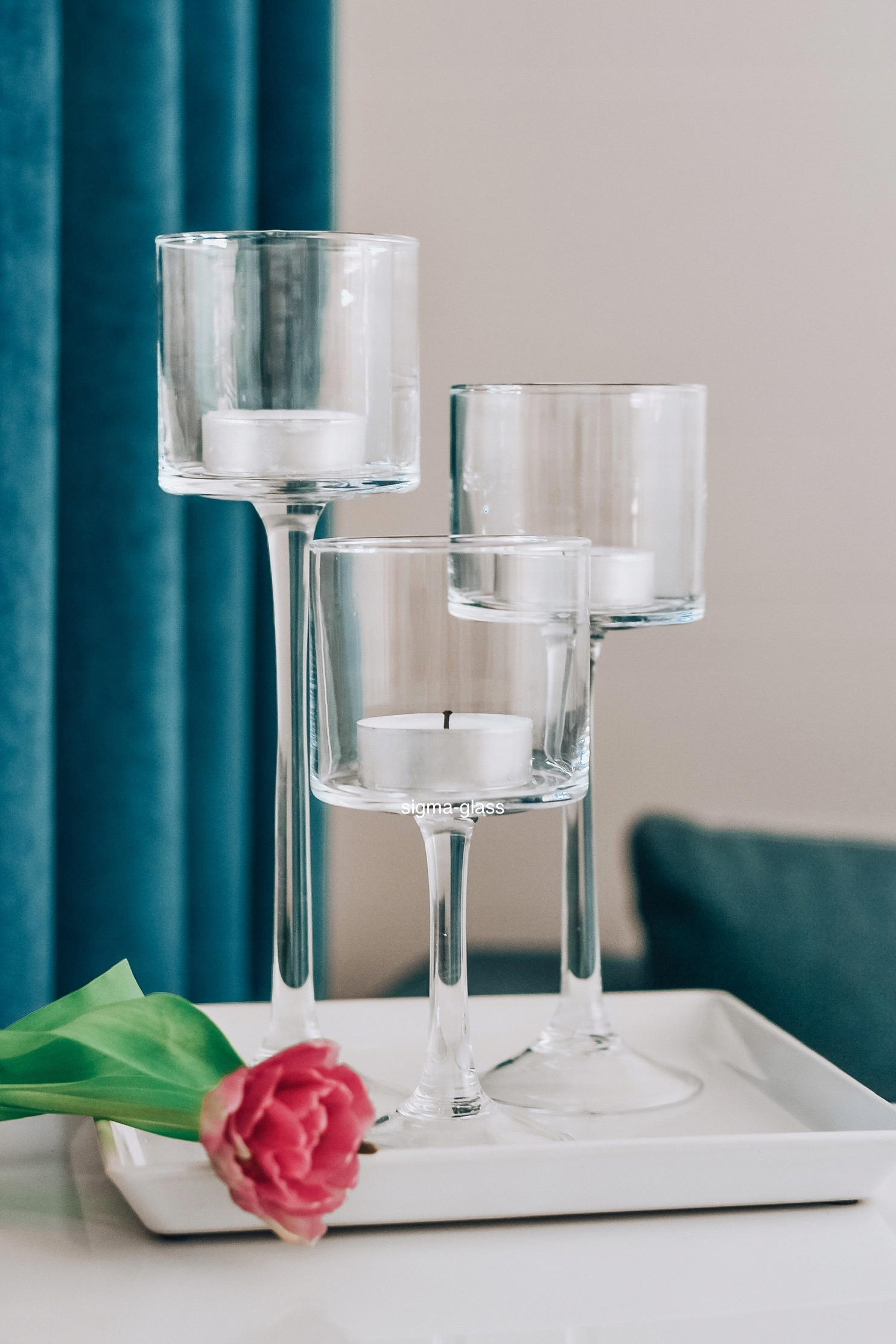 SZKLANY ŚWIECZNIK NA NÓŻCE 40 cm Materiał szkło