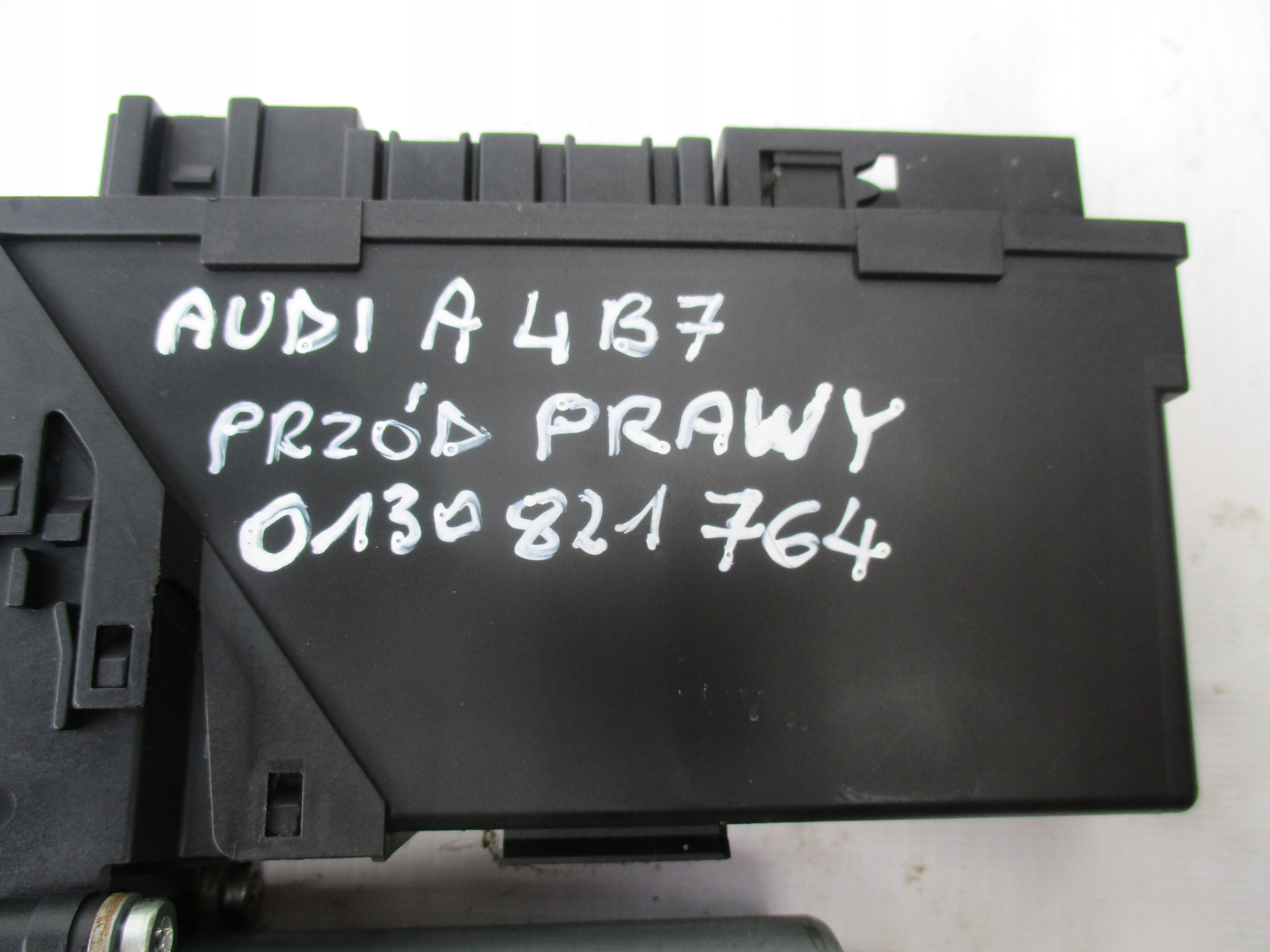 engine of the window right front Audi A4 B7 0130821764
