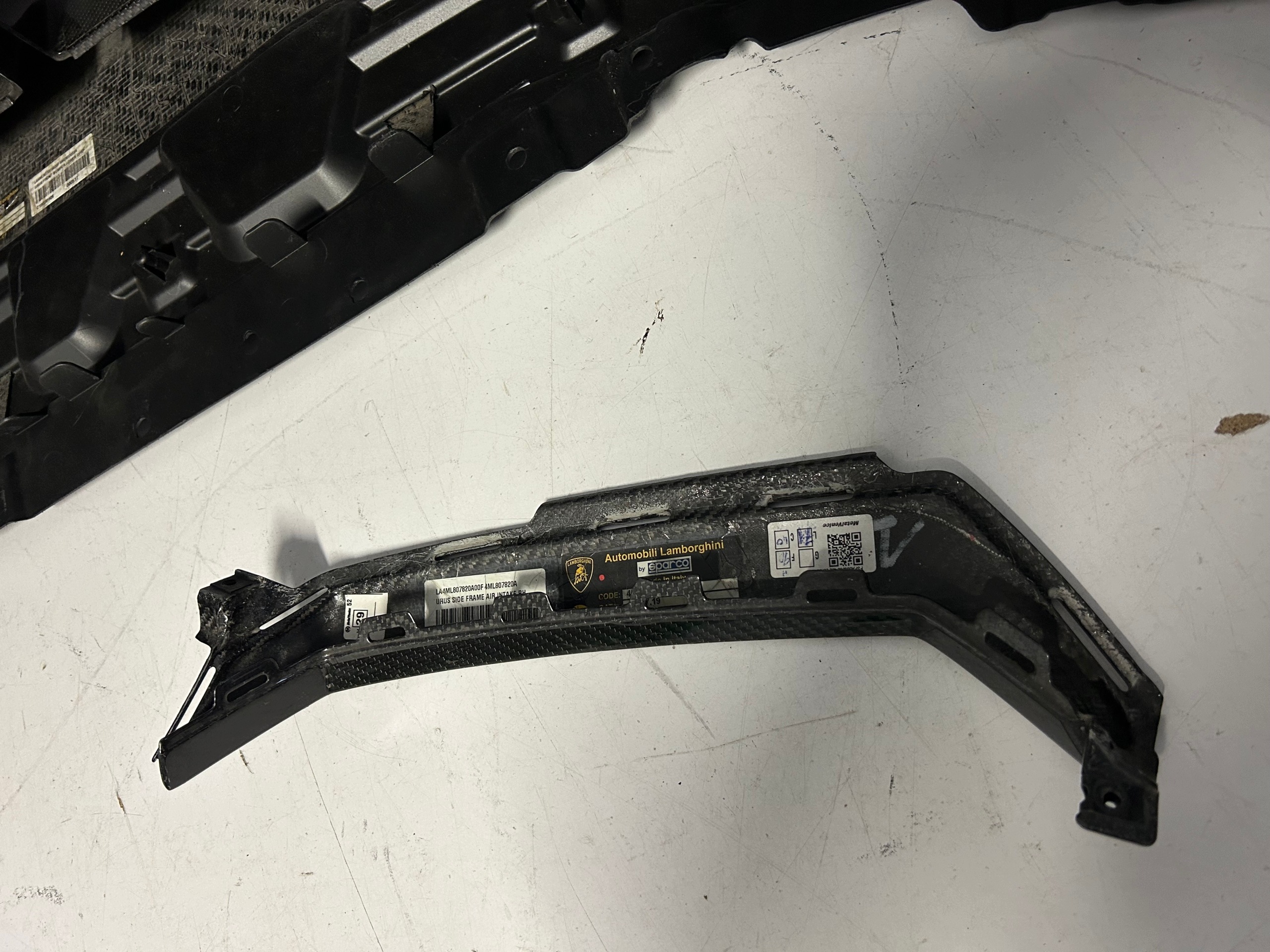 Lamborghini Urus 4ML Pare chocs avant Front Bumper Carbon Moulage Aile