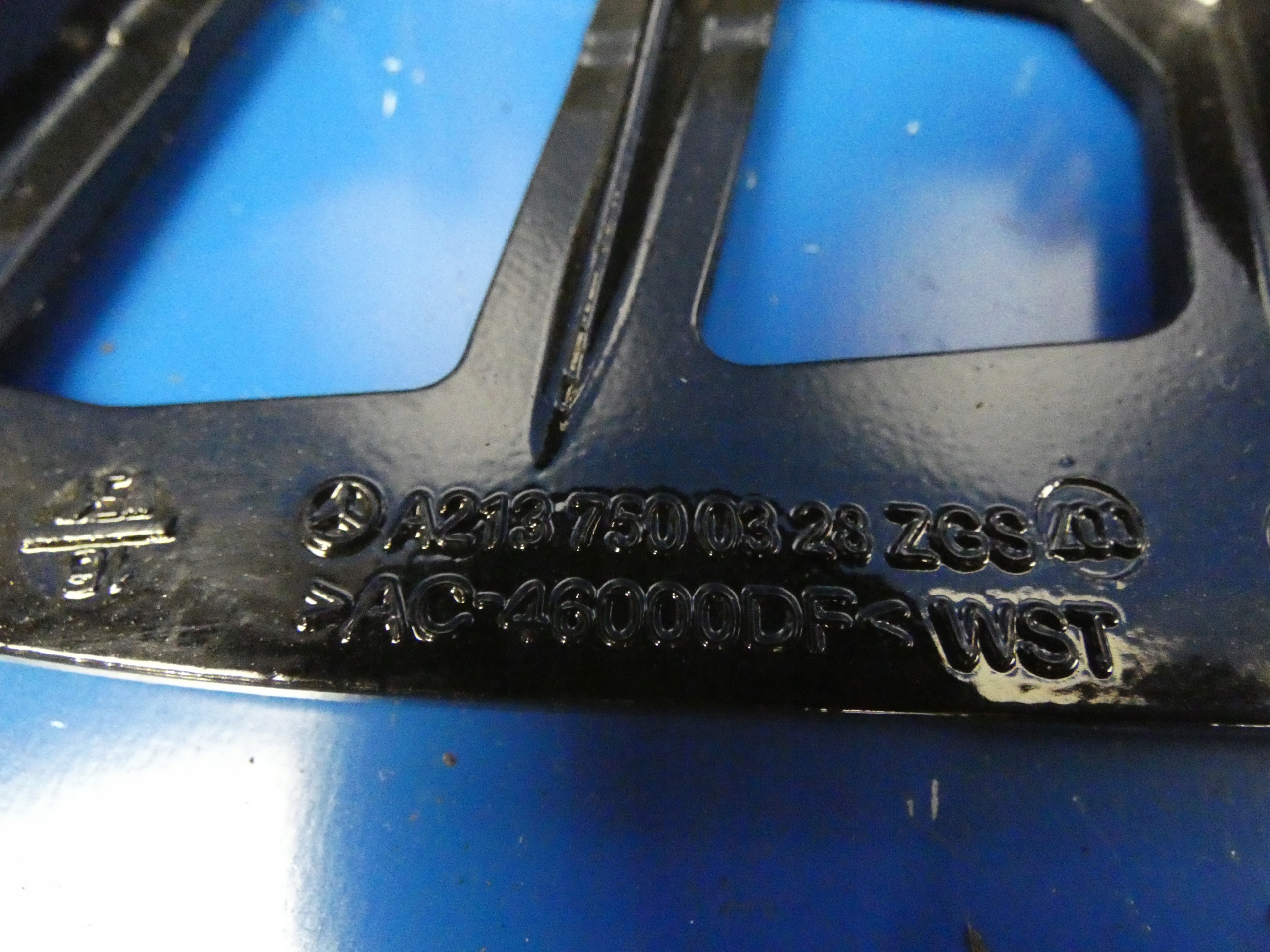 MERCEDES E KLASA W213 holder hinge bonnet left