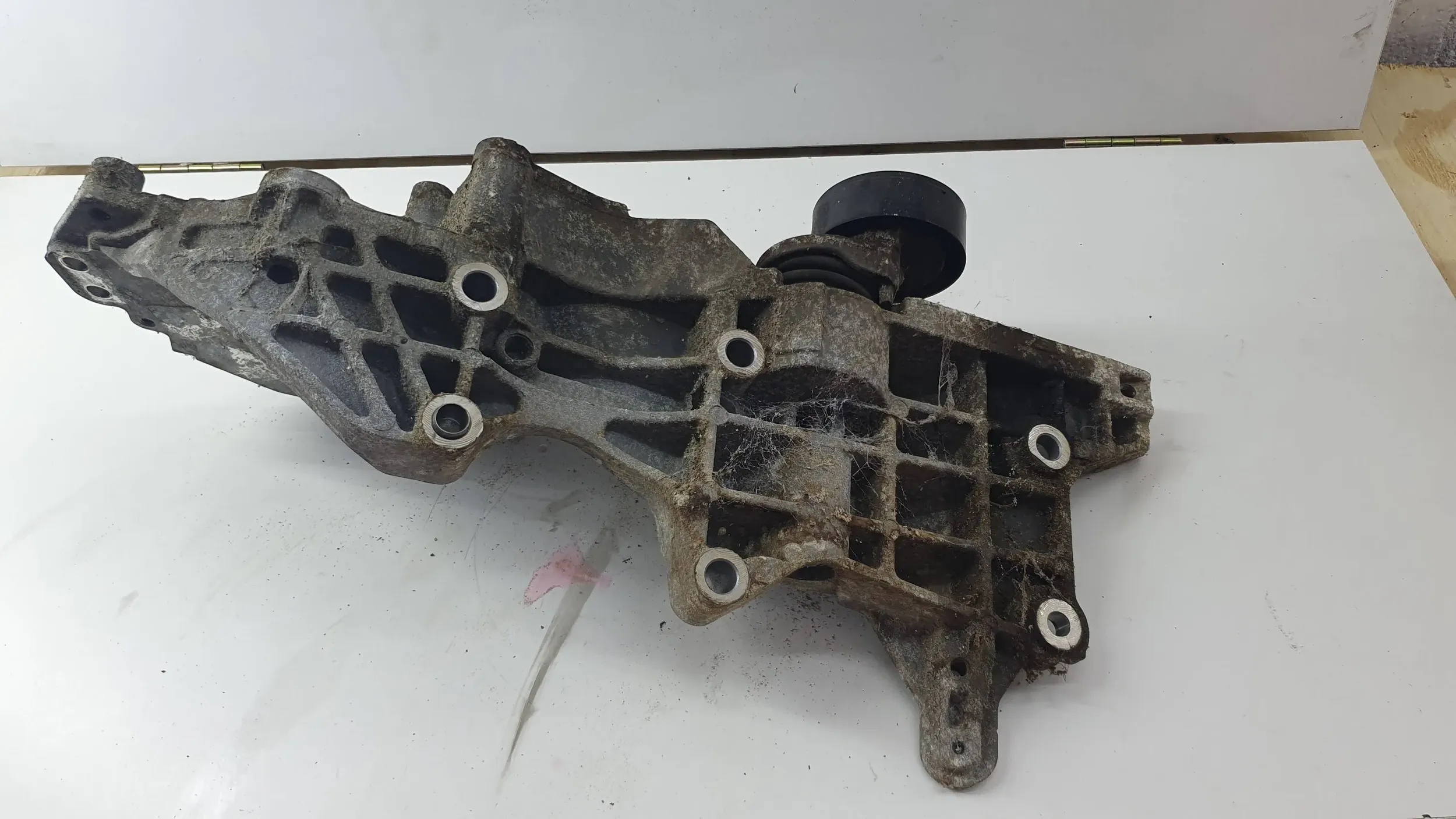 Volkswagen PASSAT B7 3AA 10- 2.0 TDI supporto alternatore