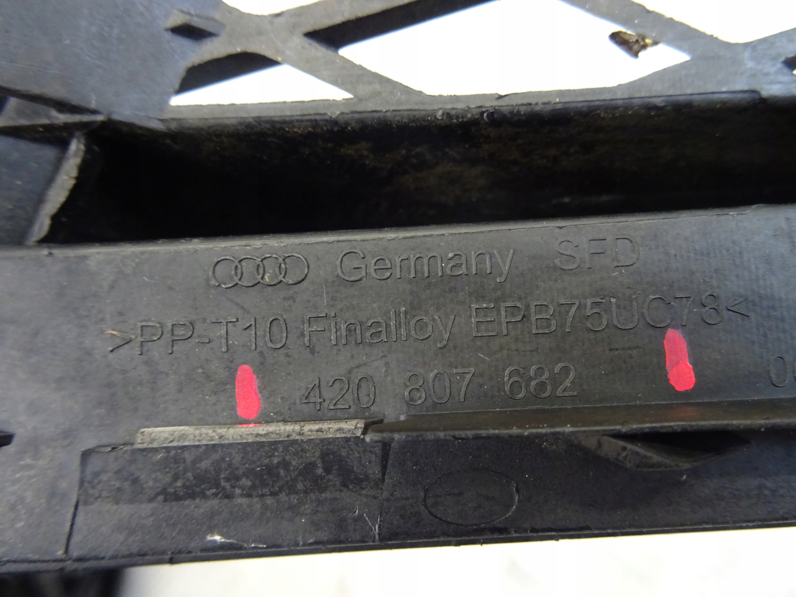 grid of a bumper front front right AUDI R8 420807682