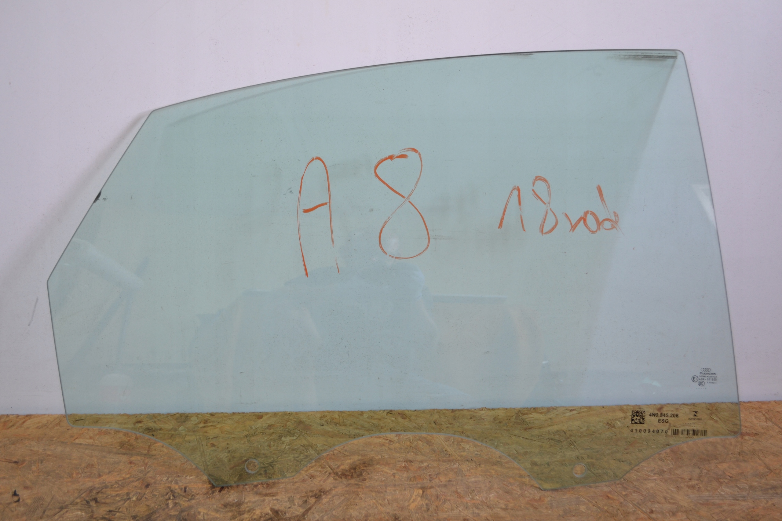 СТЕКЛО БОКОВОЕ ПРАВЫЙ ЗАД. AUDI A8 D5n LONG