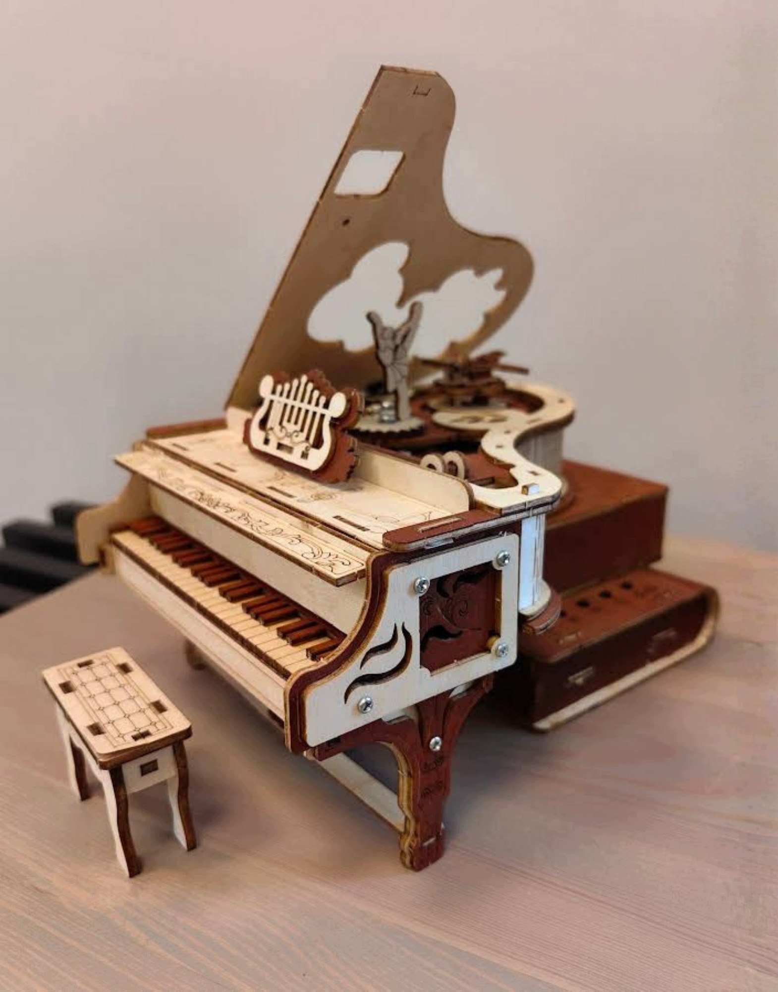 Drewniane puzzle 3D fortepian Bluetooth RegMag 233 el. – Muzyka i światło w dekoracyjnym modelu