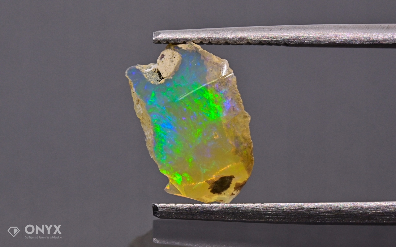 Opal z Etiopie hrudka 12x7 mm