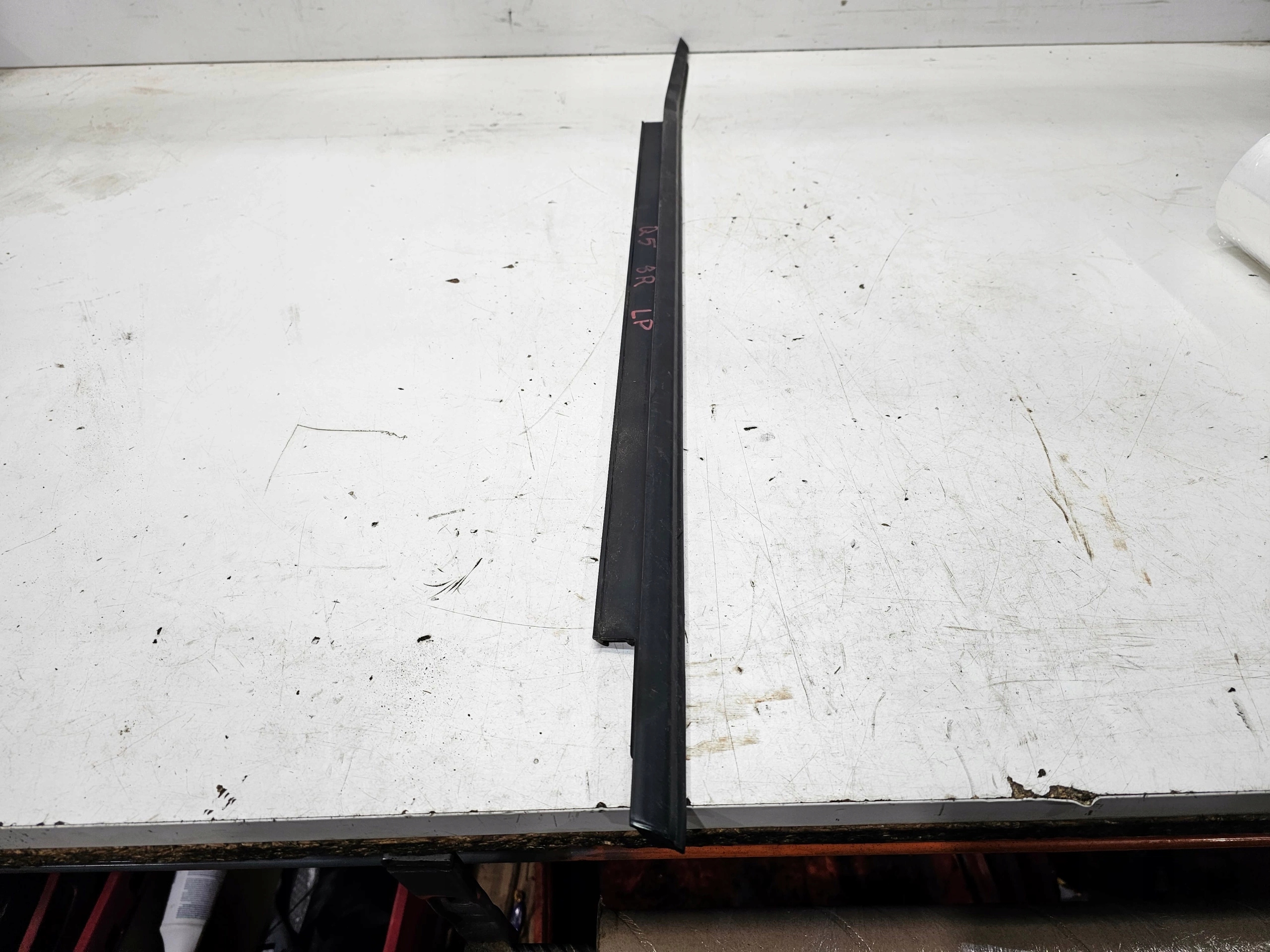 moulding door left front MAT AUDI Q5 8R 8R0837477D