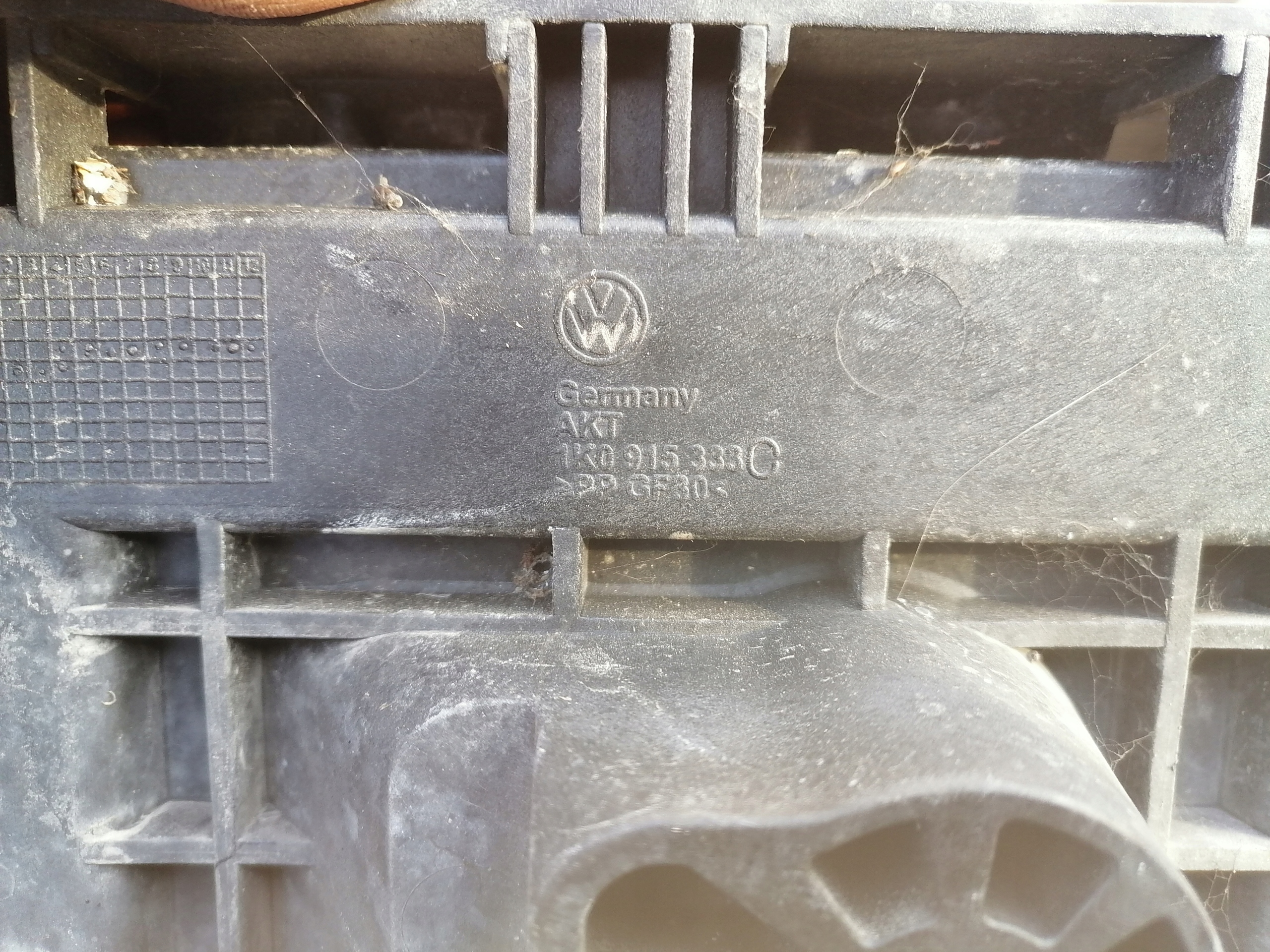 Grundlage AKUMULATORA VW JETTA V 1.6 1K0915333C